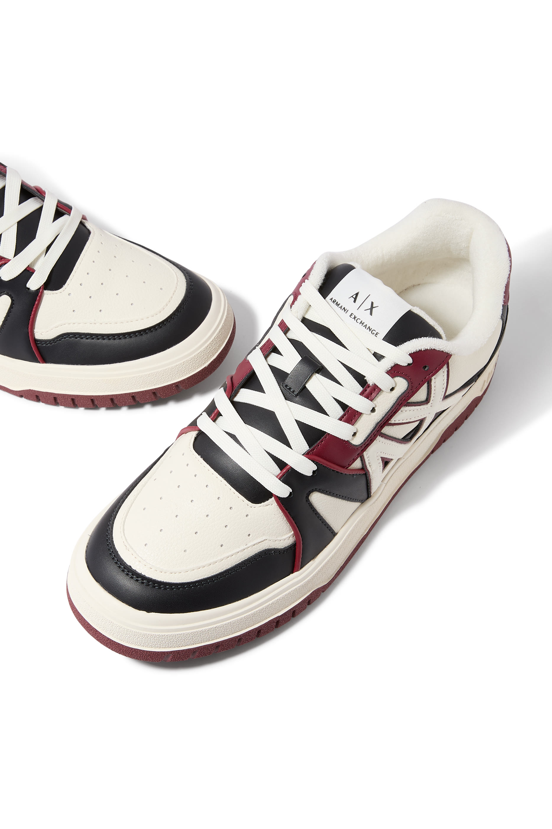 سنيكرز بشعار الماركة بحجم كبير