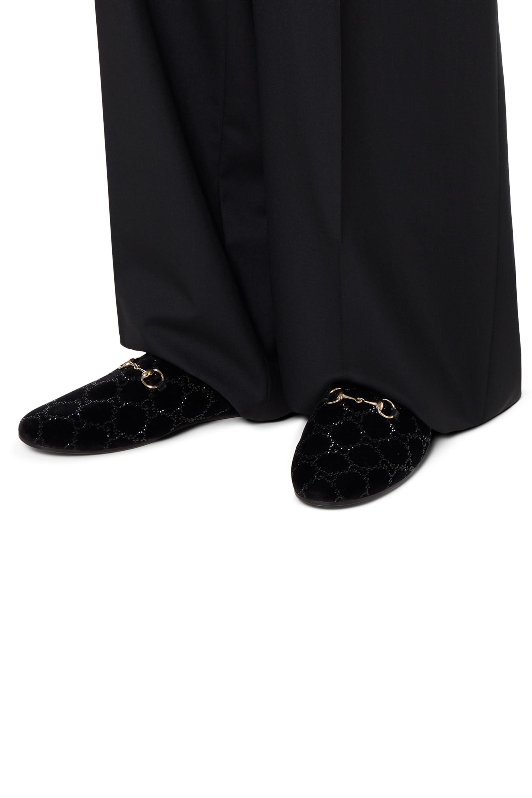 حذاء مفتوح من الخلف مزين بشعار الماركة وكريستال