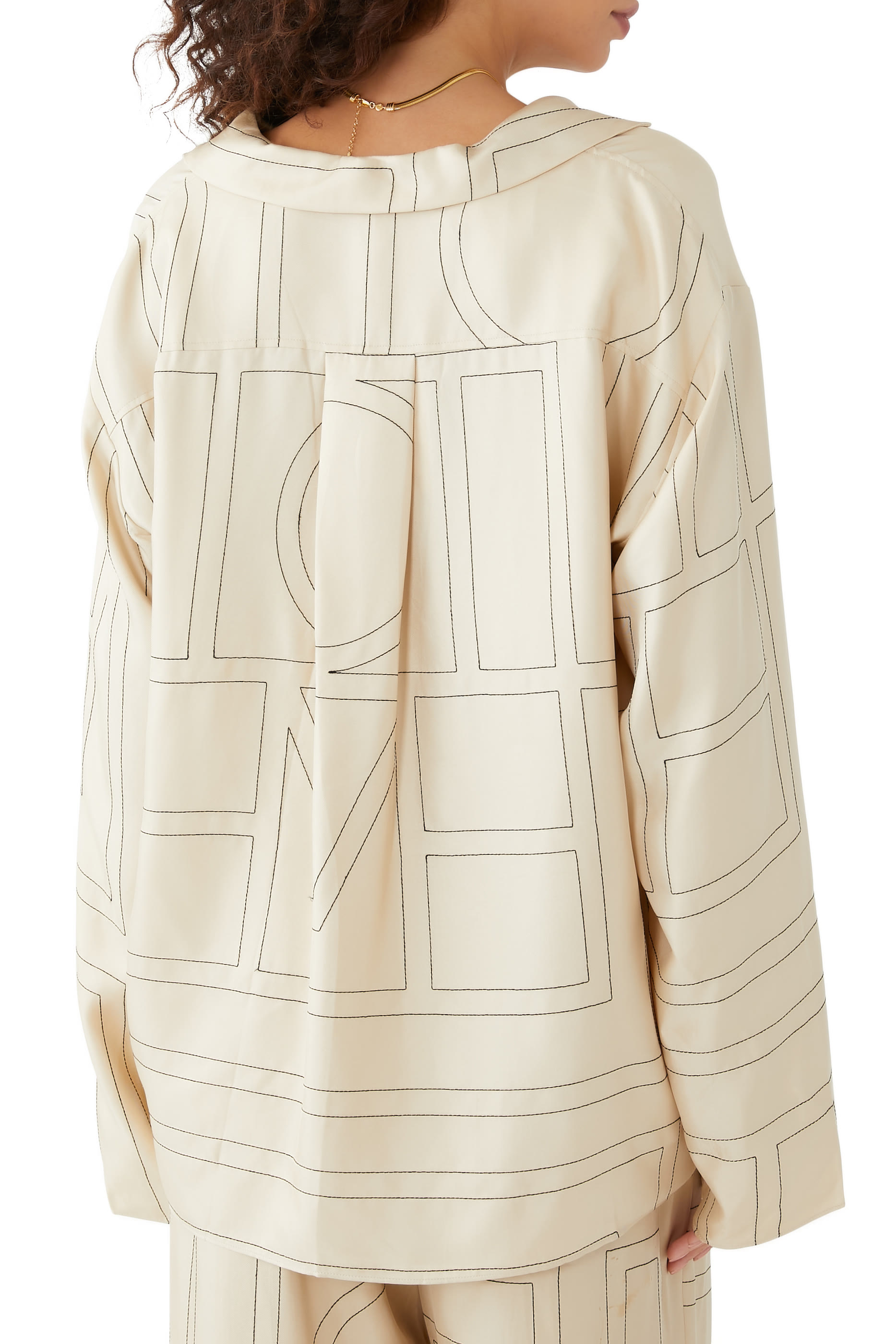 بلوزة بيجامة حرير بنقشة حروف شعار الماركة