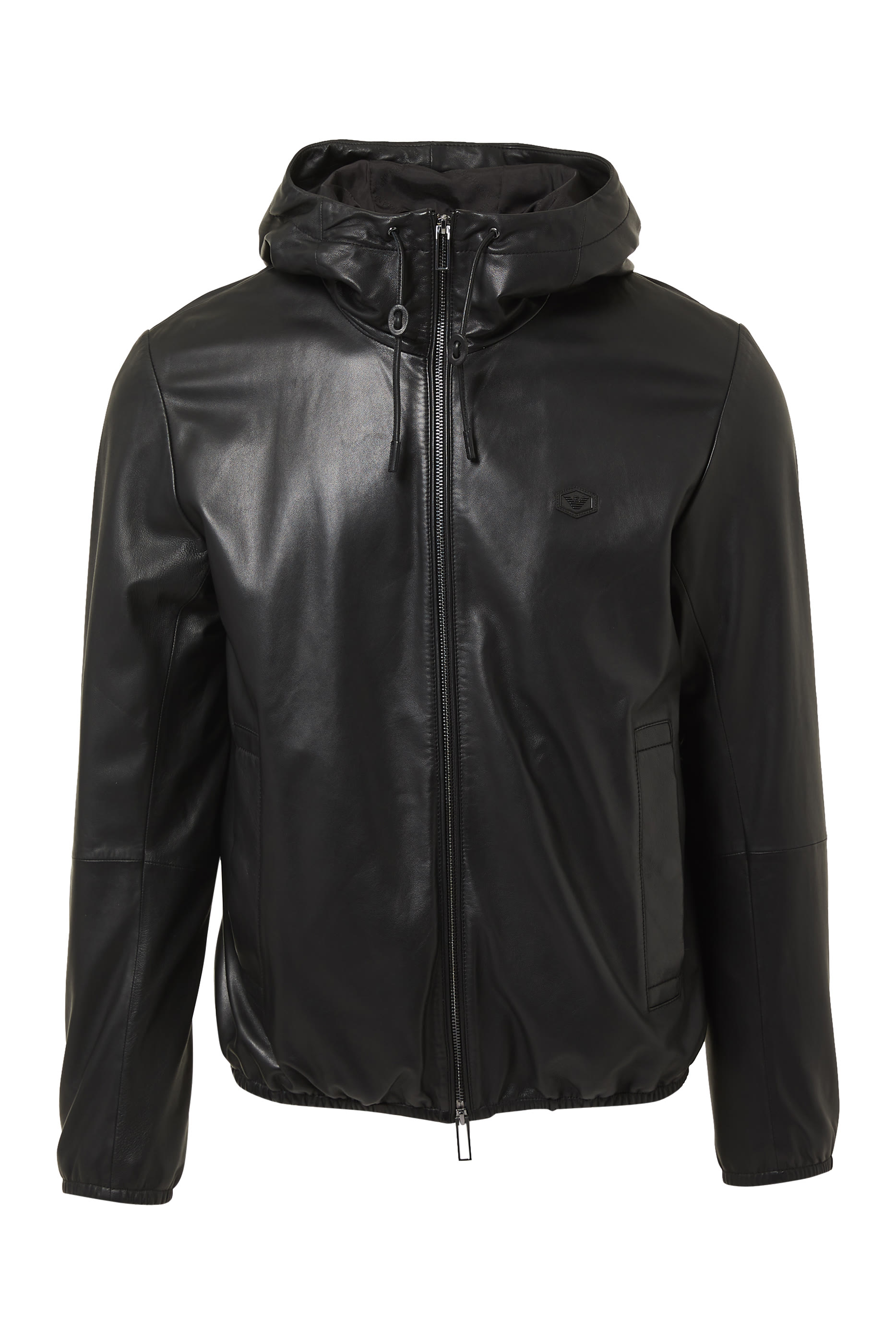 جاكيت بشعار الماركة على الصدر