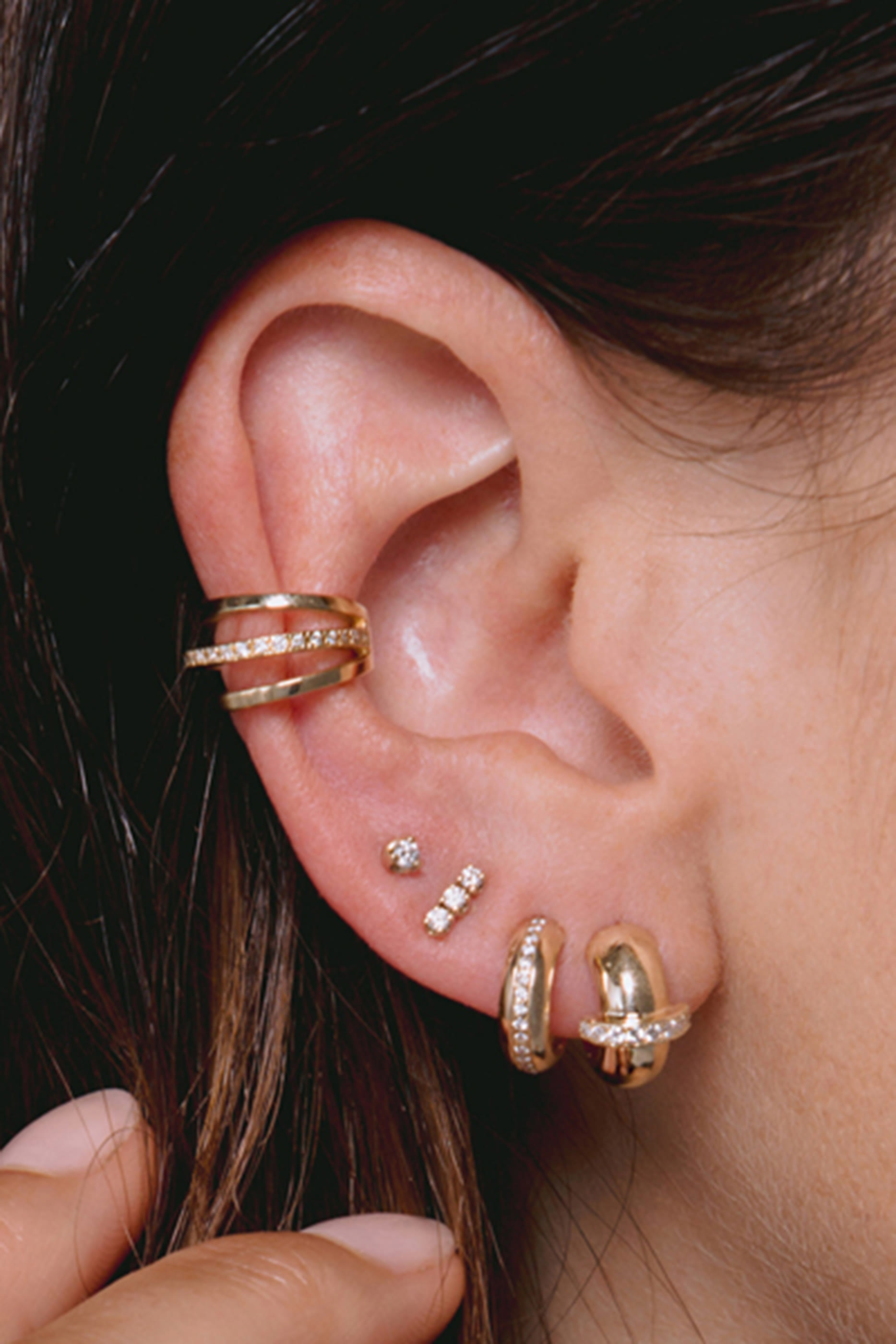 أقراط بتصميم قضيب مرصعة بثلاث ماسات، ذهب أصفر عيار 14