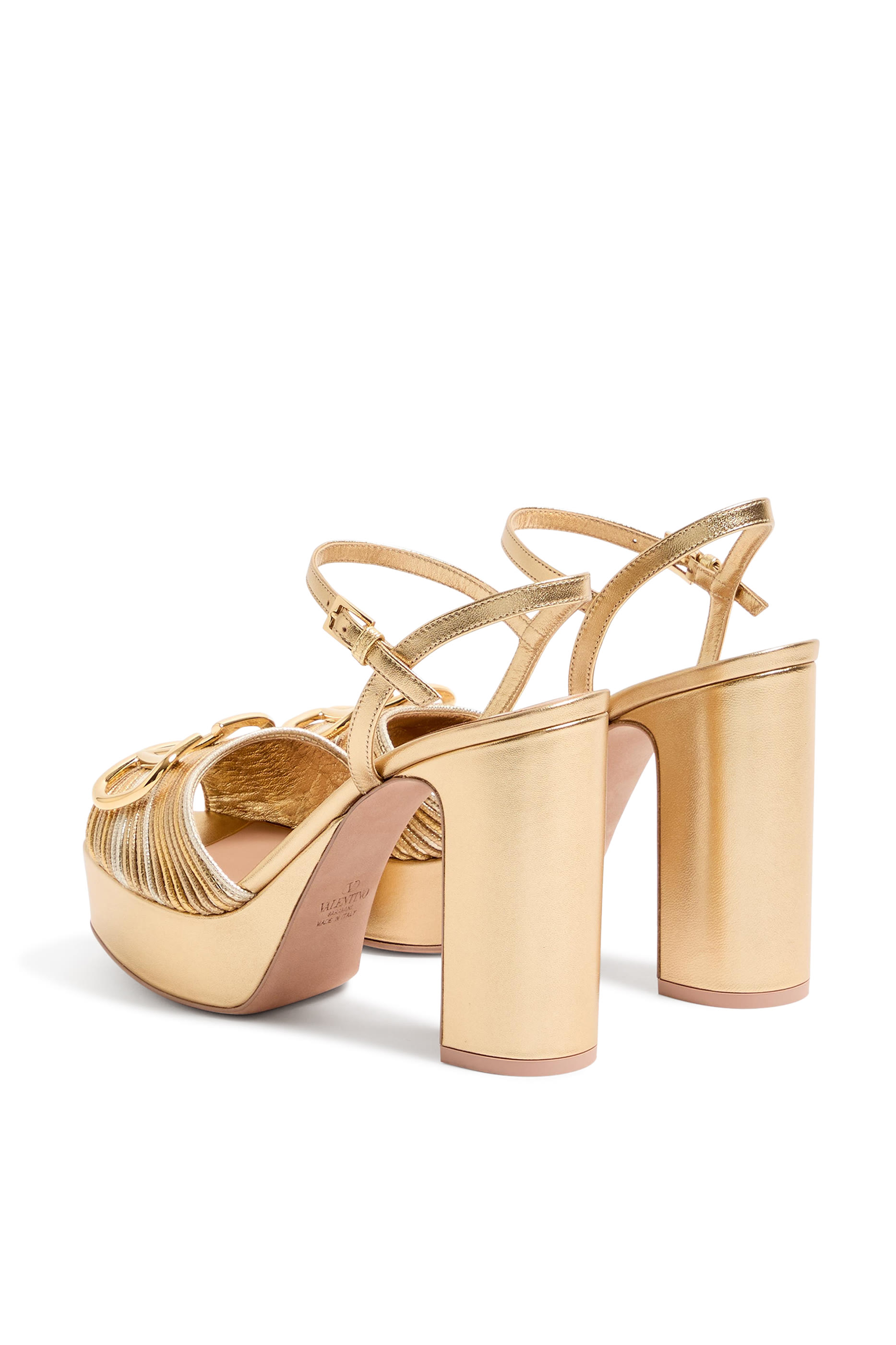 صندل 115 بنعل سميك وحلية شعار الماركة جلد لامع