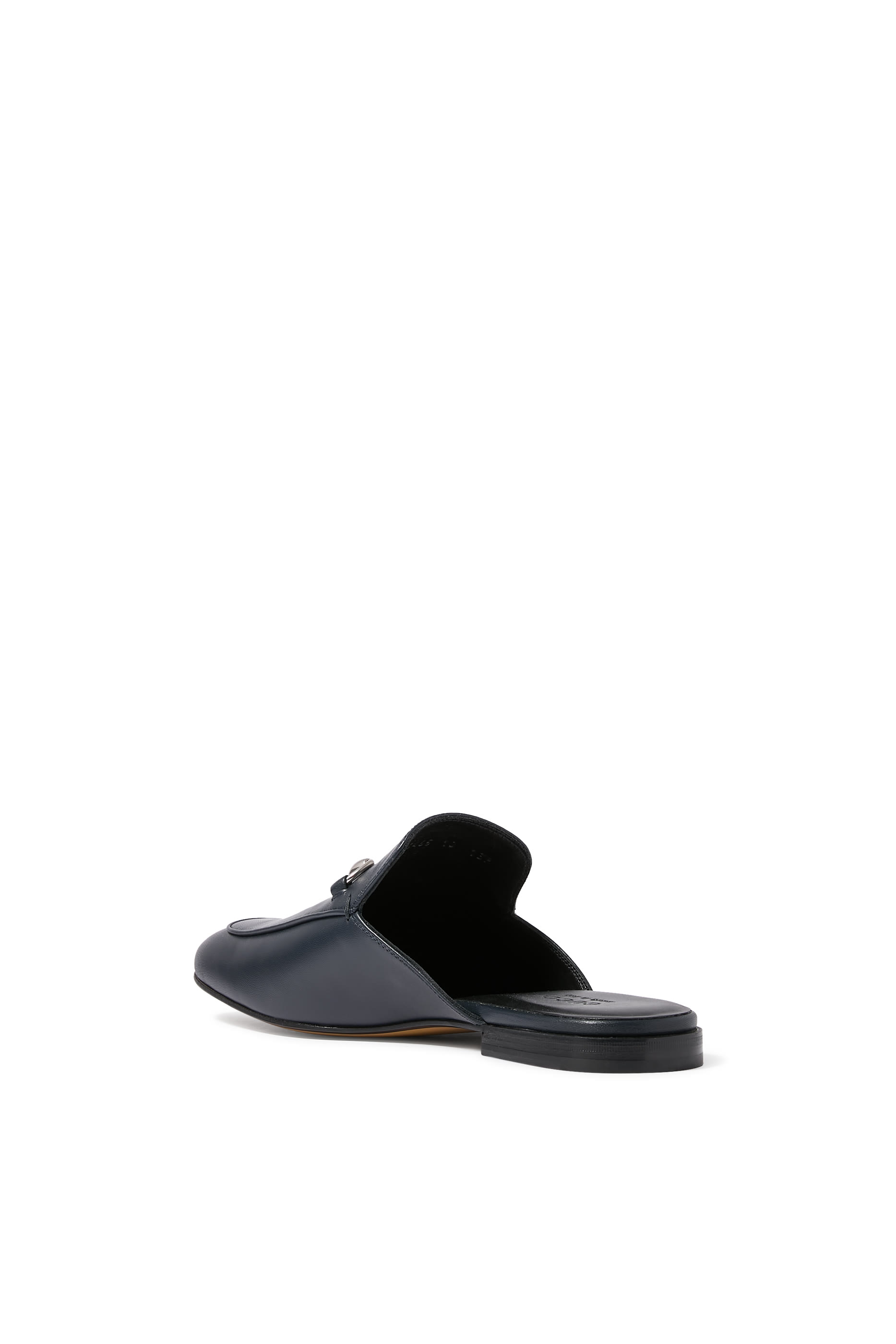 حذاء مفتوح من الخلف بحلية لجام الحصان