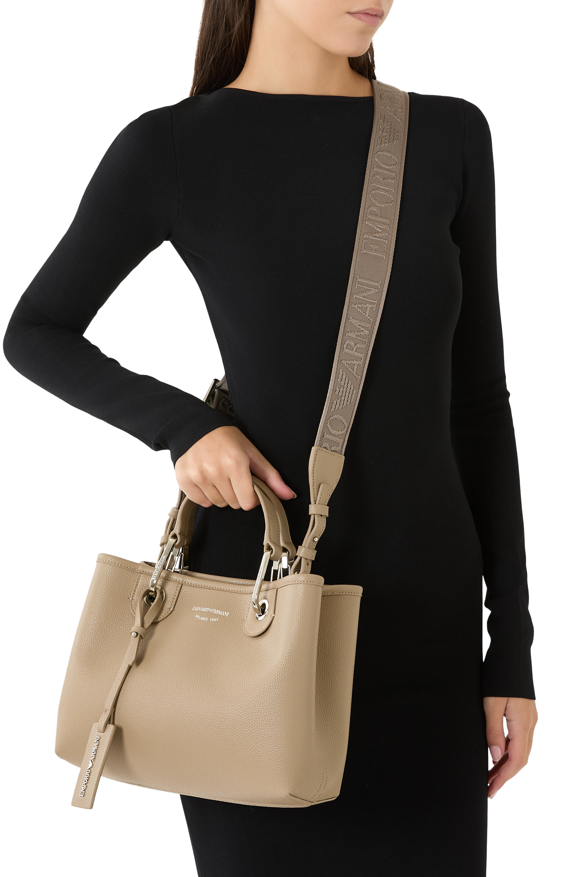 حقيبة يد مزينة بشعار الماركة