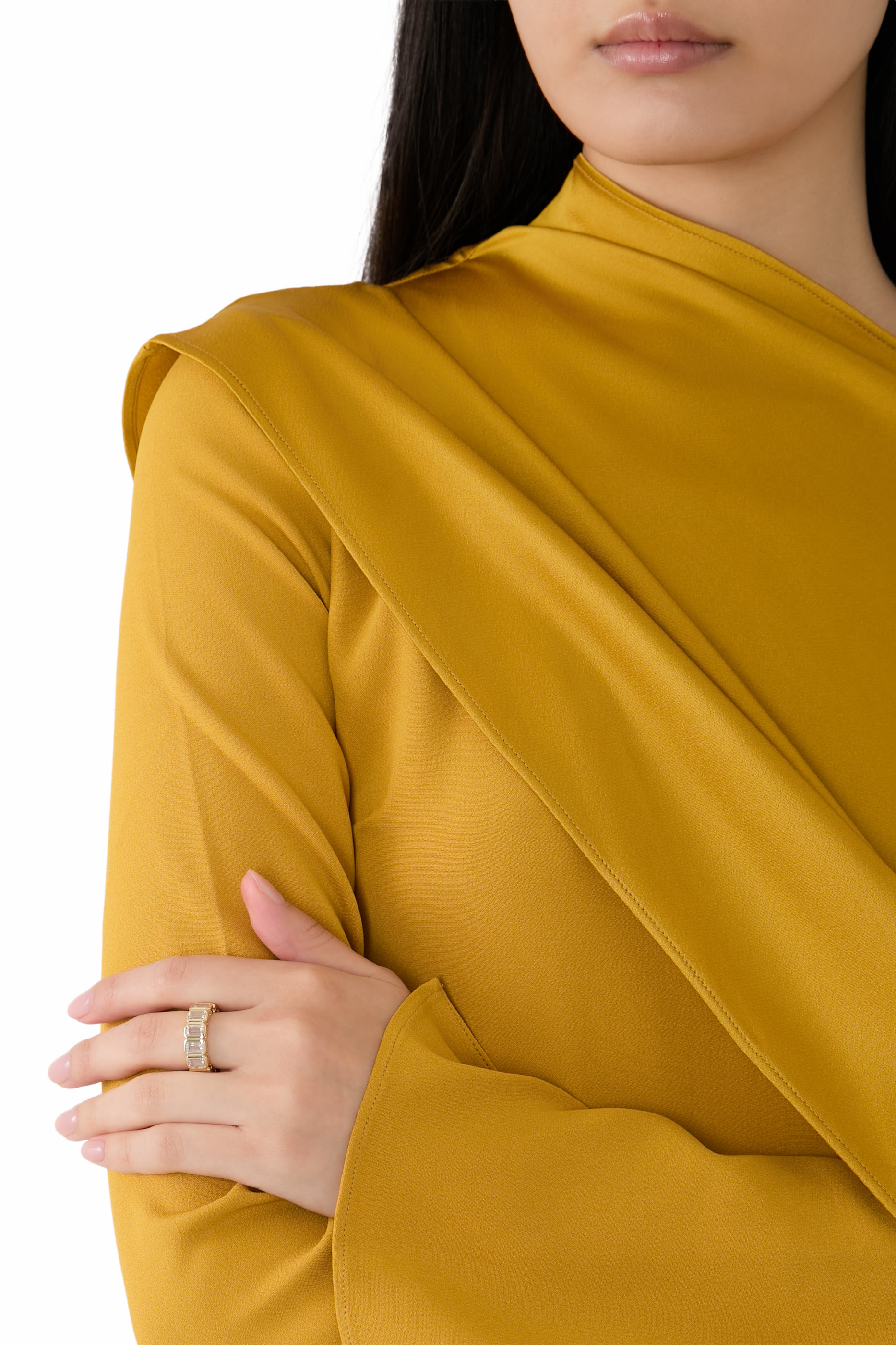 خاتم مطلي بالذهب ومزين بأحجار زركونيا مكعبة مقطعة بتصميم زمرد