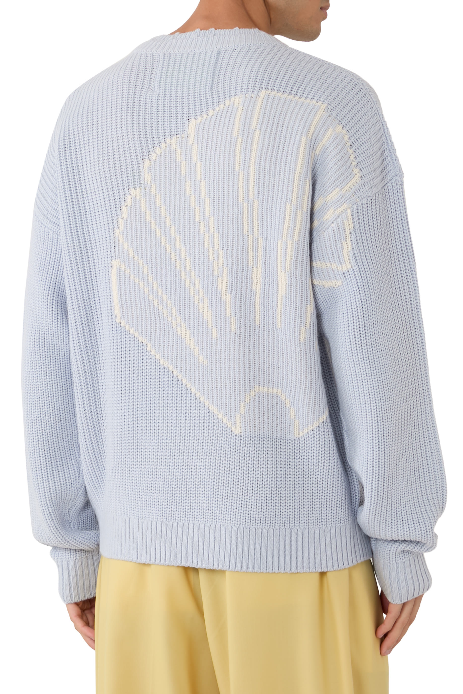 كنزة بياقة ضيقة بشعار الماركة كبير