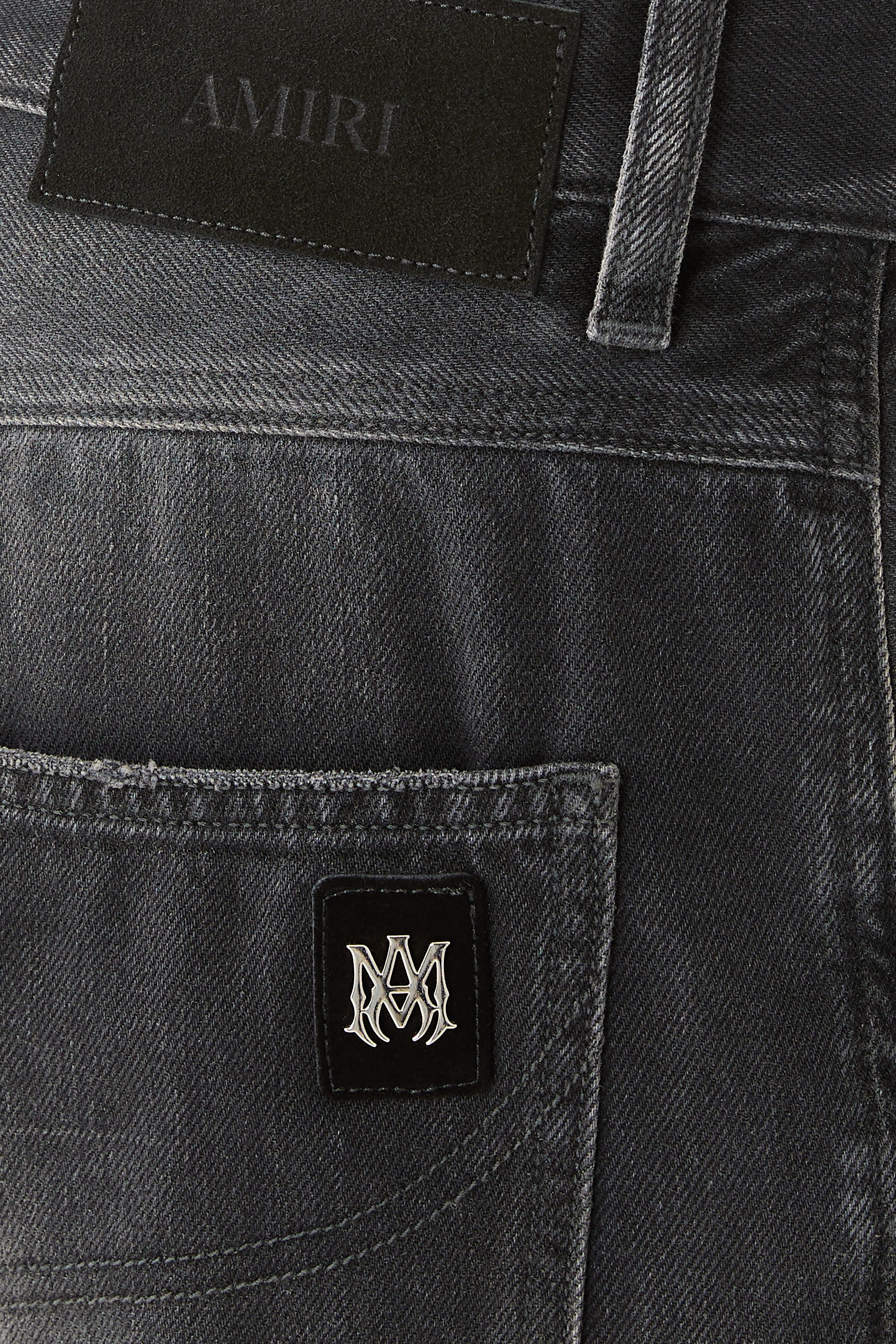 بنطال جينز بقصة واسعة من الأسفل