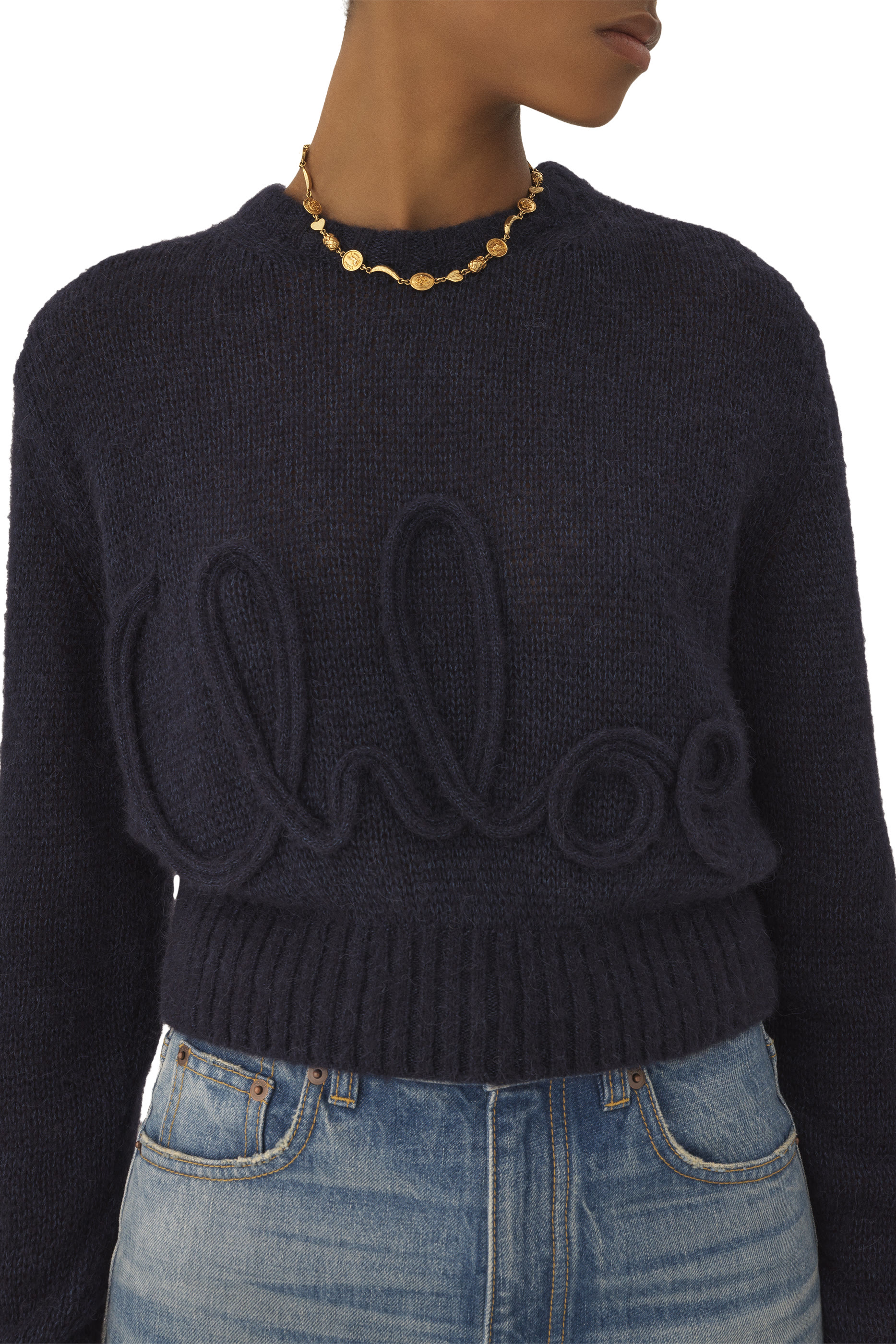 كنزة بشعار الماركة