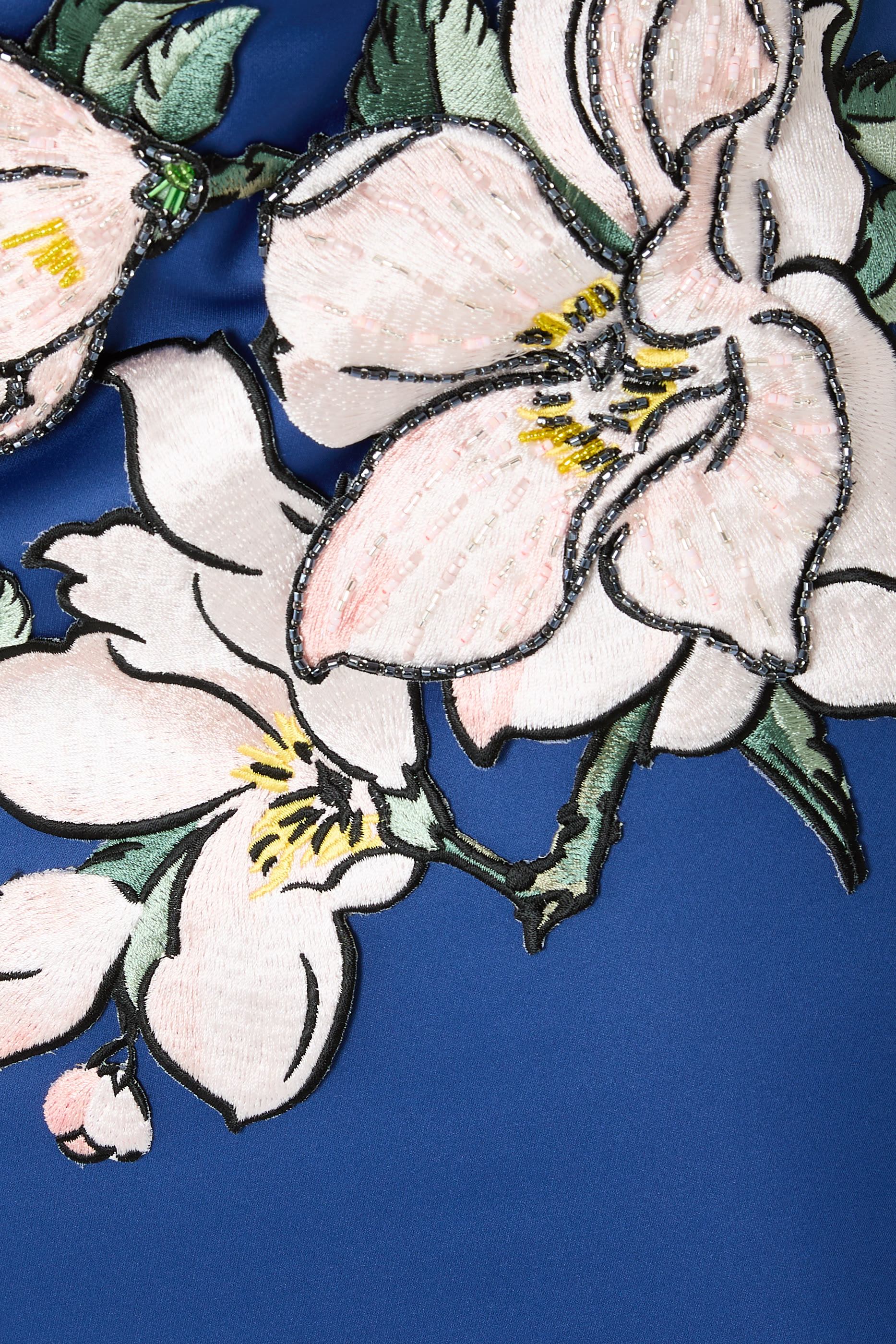 فستان أفا طويل بصدرية وتطريزات بارزة الملمس