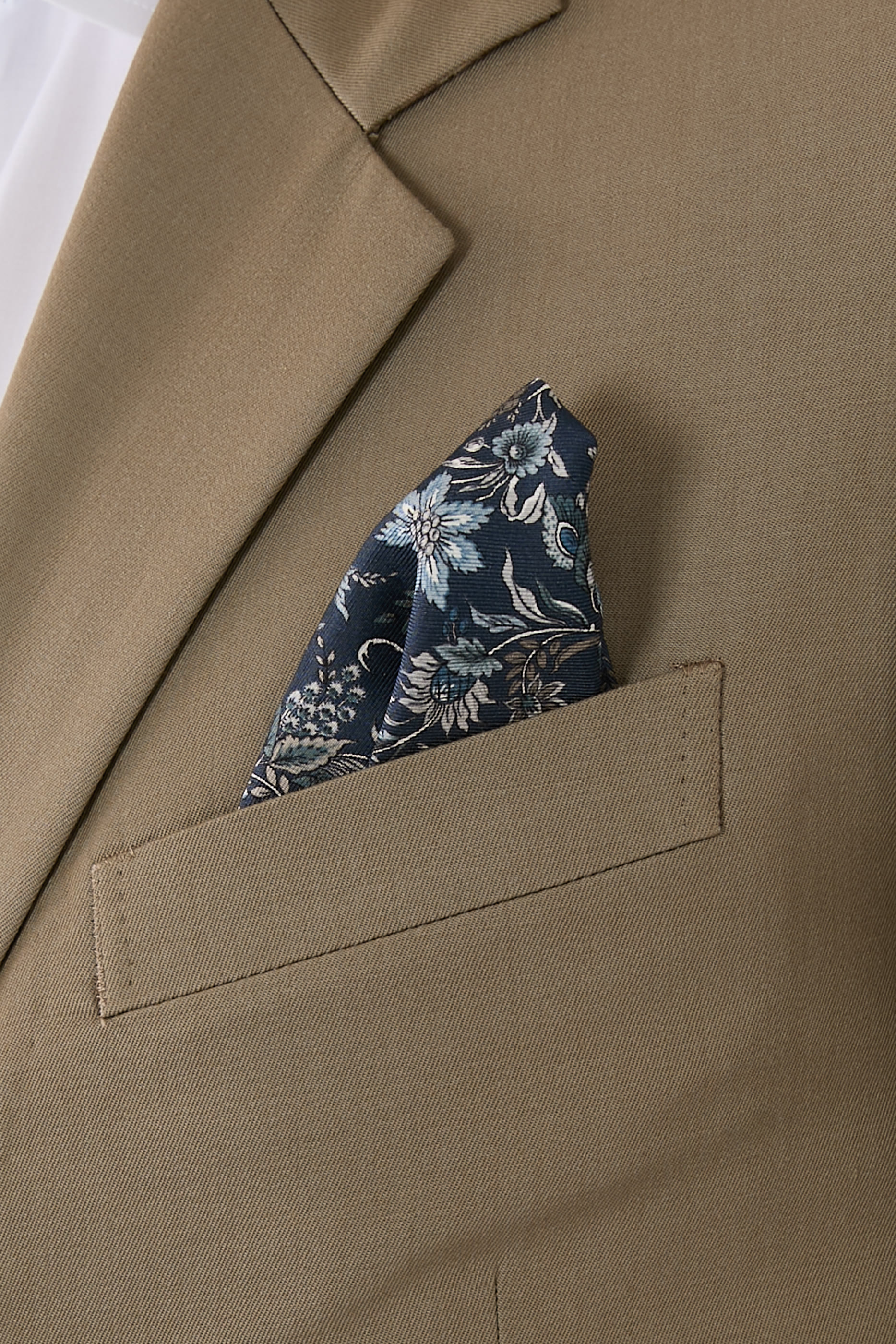 منديل جيب بنقشة زهور حرير