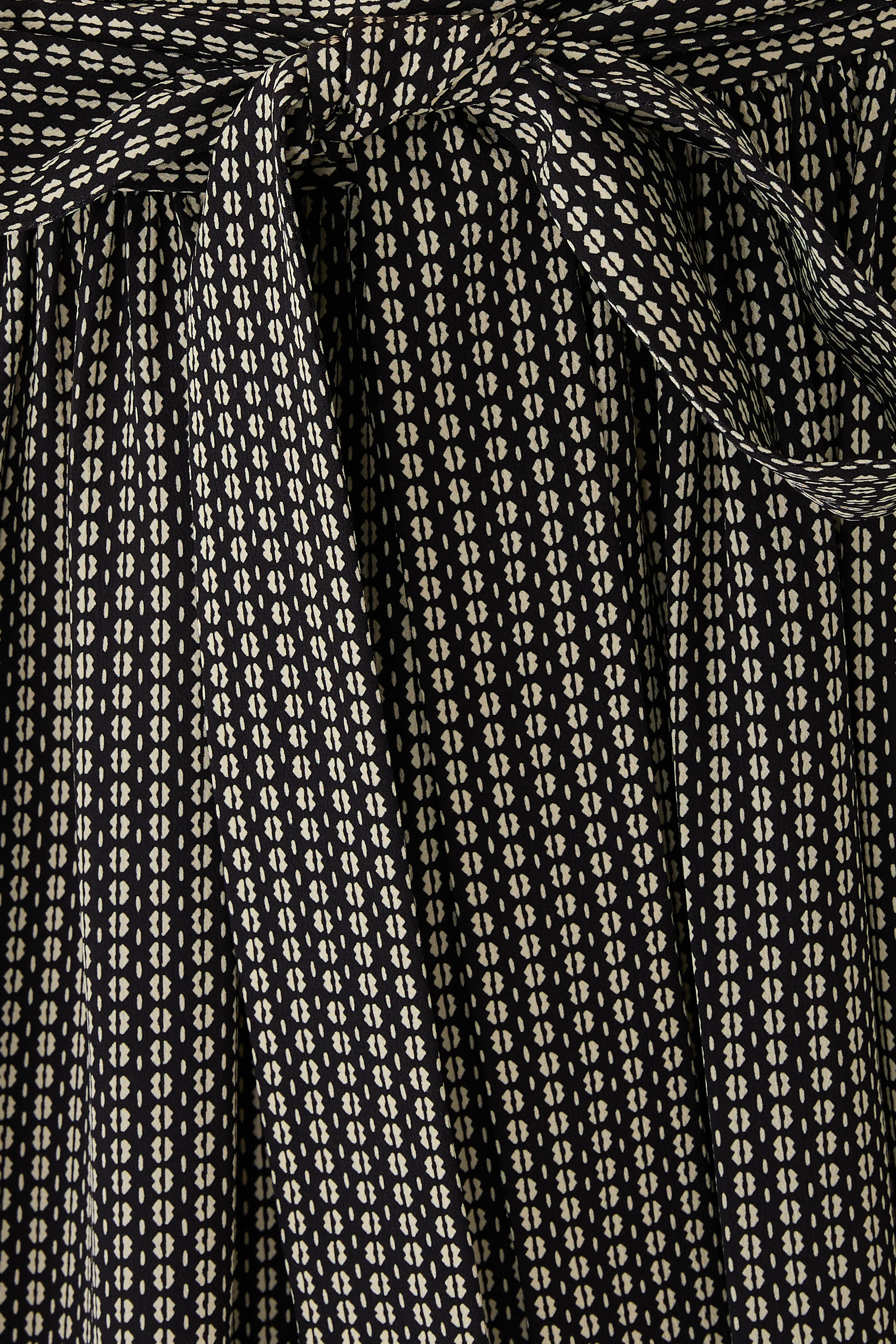 تنورة متوسطة الطول بكشكش