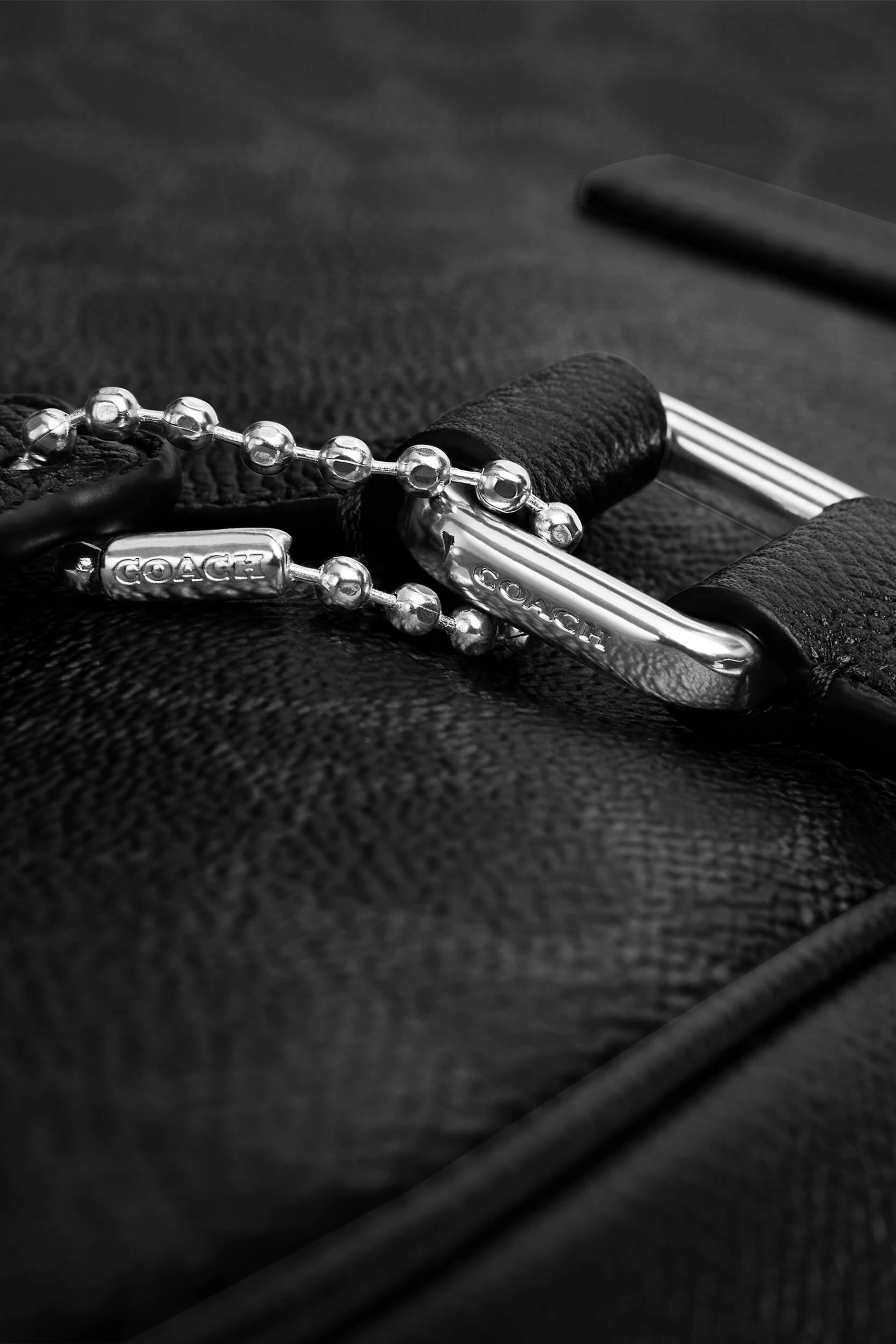 حقيبة كادن بريف قماش قنب مزينة بشعار الماركة