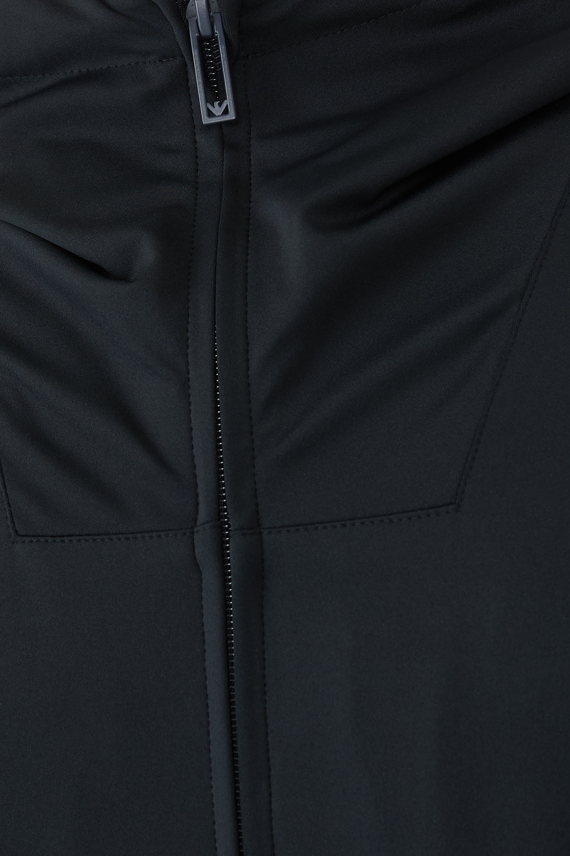 جاكيت بغطاء رأس بقصة واسعة نايلون 