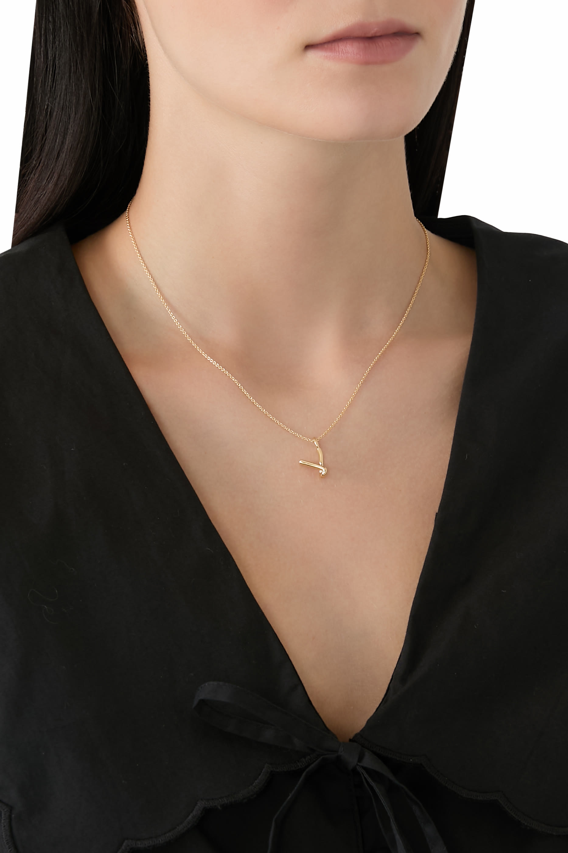 قلادة مولتن صغيرة بدلاية بتصميم حرف V مقوس، فضة إسترلينية معاد تدويرها مطلية بذهب أصفر معاد تدويره عيار 18