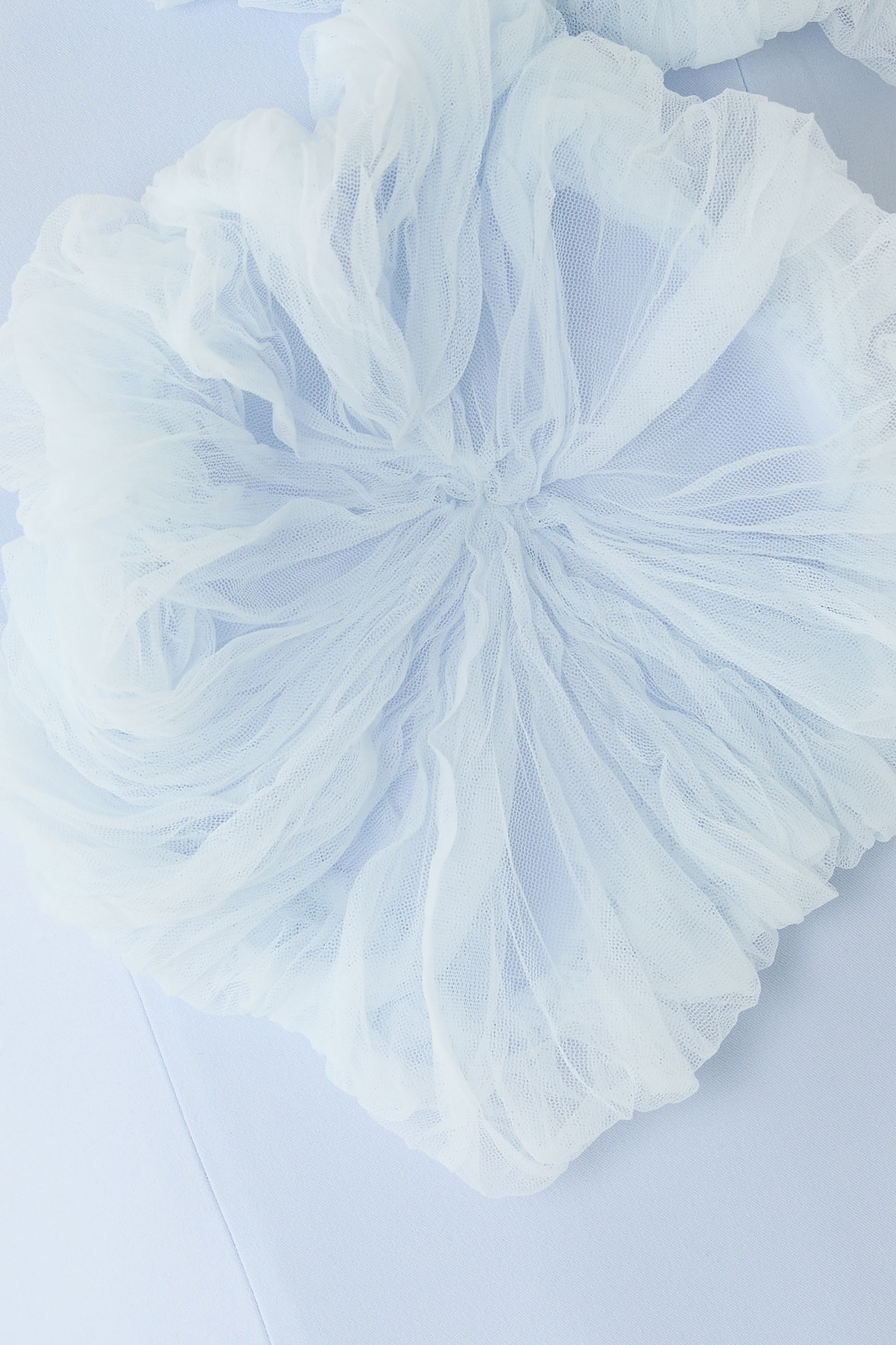 فستان سهرة بأكتاف مكشوفة