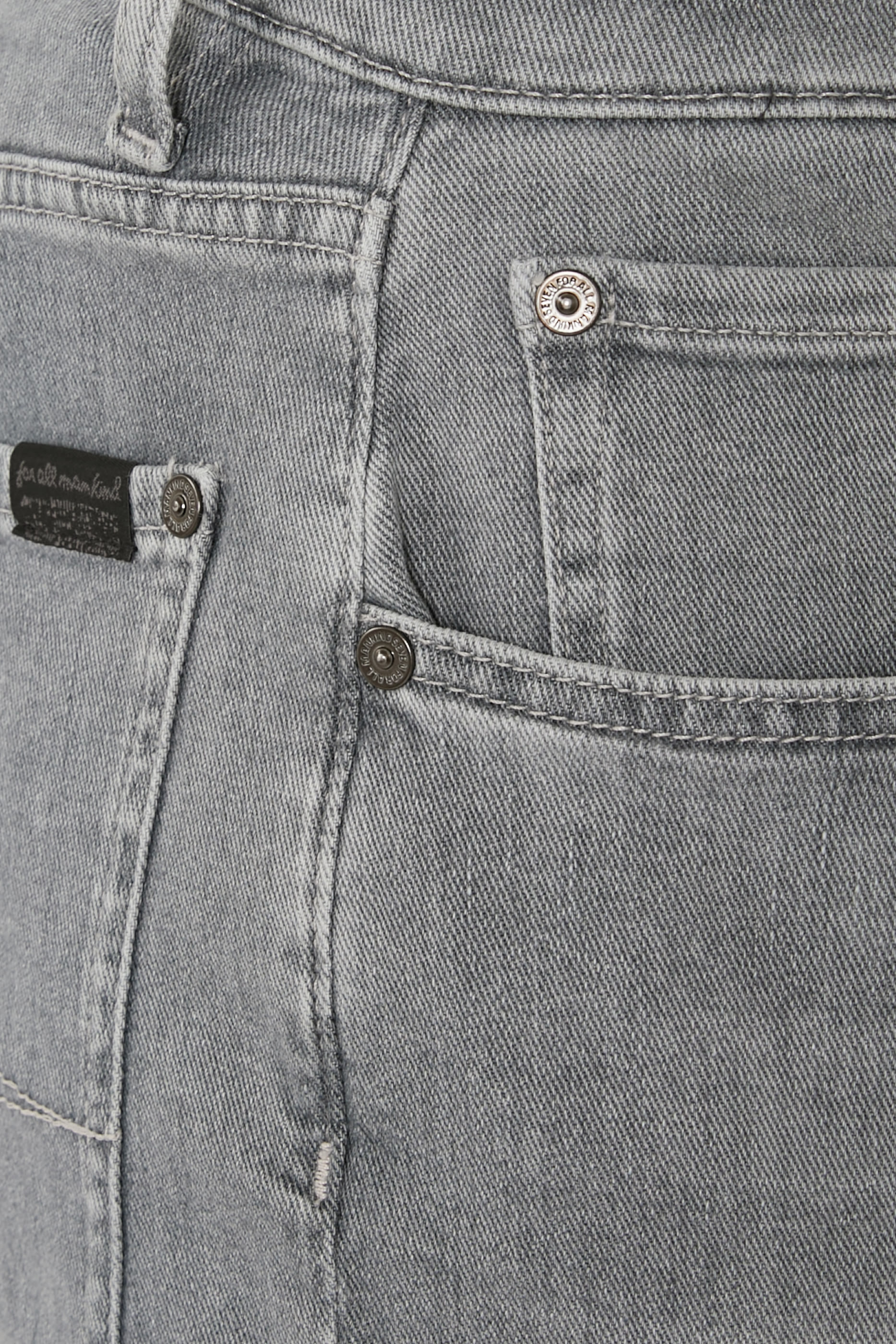 بنطال جينز بقصة ضيقة وشعار الماركة