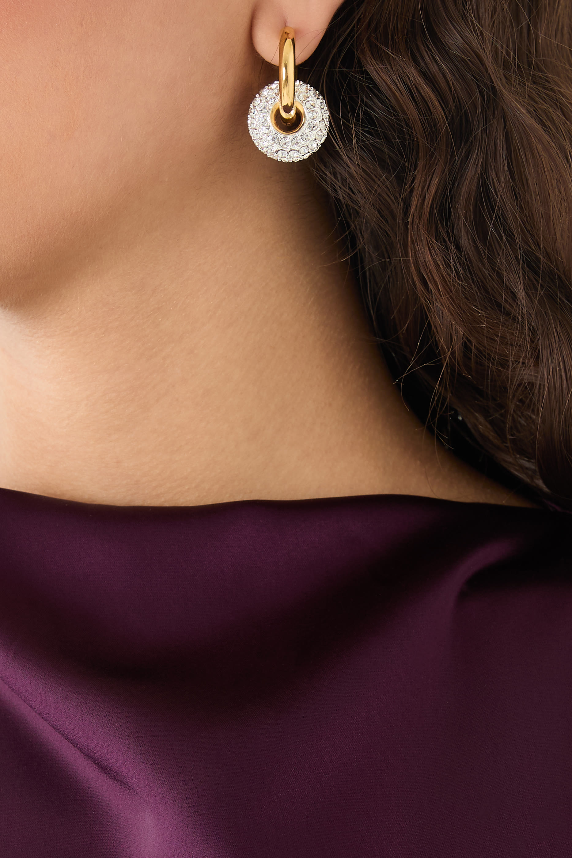 قرط مستدير بكرة مزينة بكريستال، وقرط مستدير مزين بجزء عمودي بكريستال، ذهب أصفر عيار 24