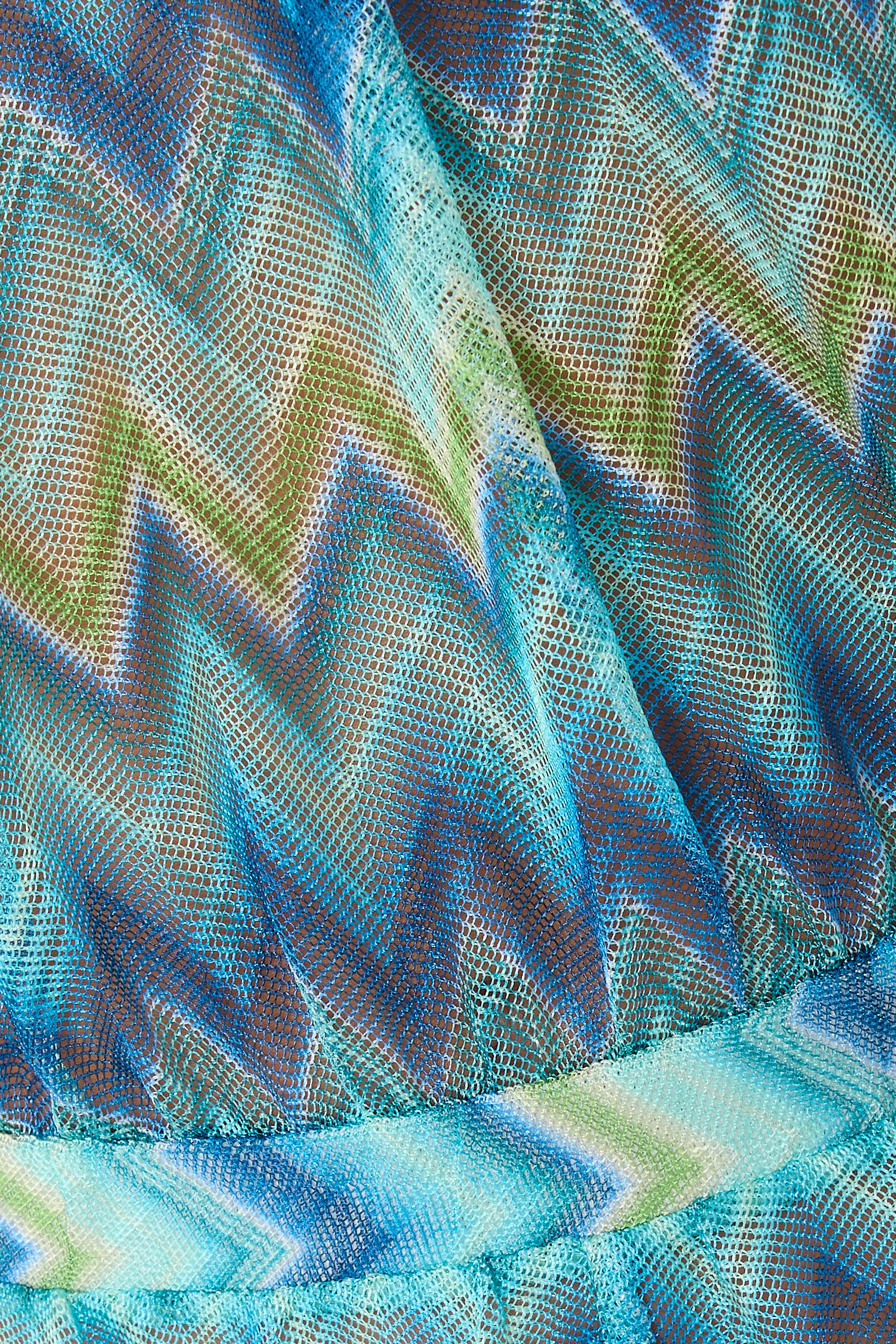 جمبسوت قصير بنقشة خطوط متعرجة