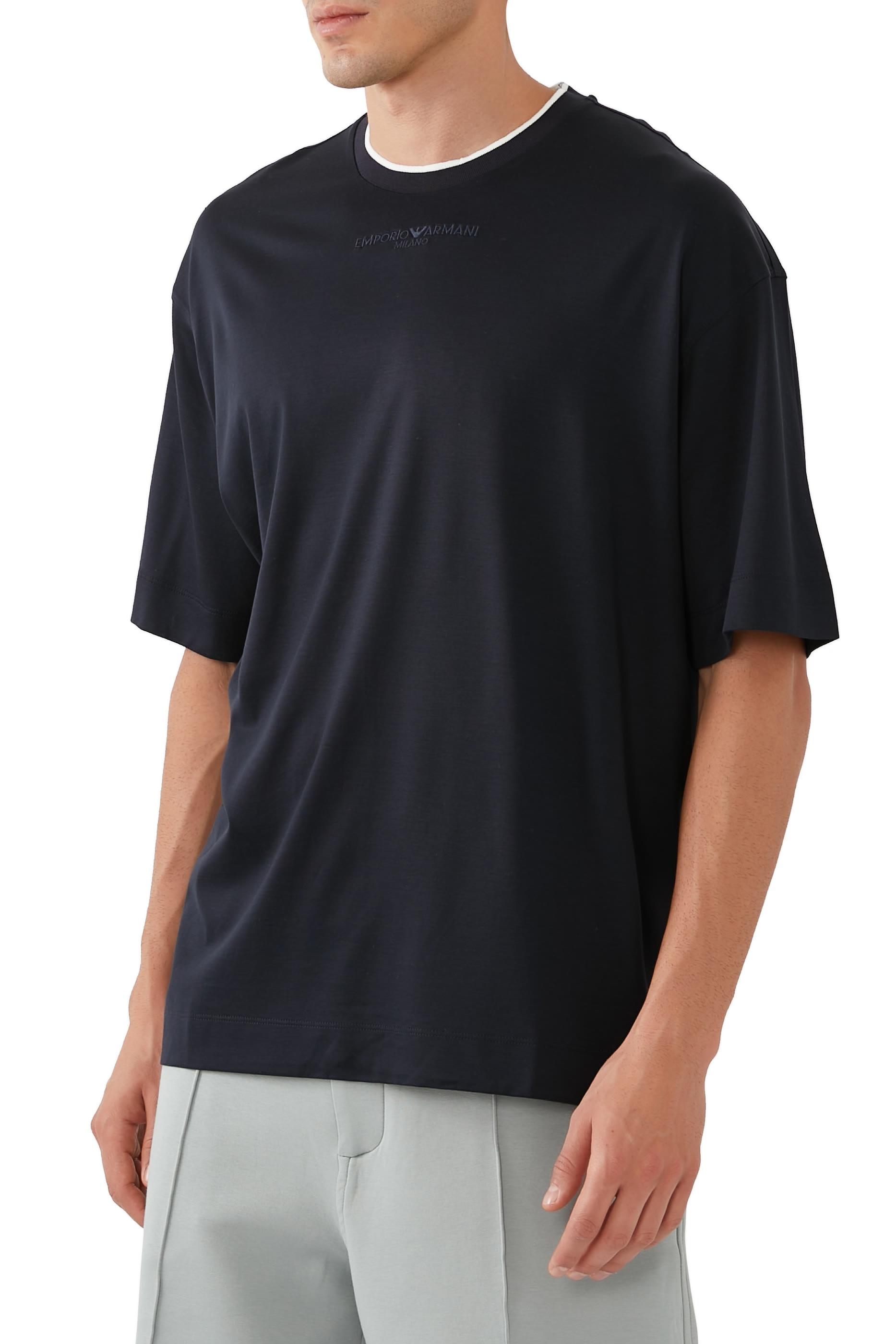 تيشيرت بياقة ضيقة بشعار الماركة