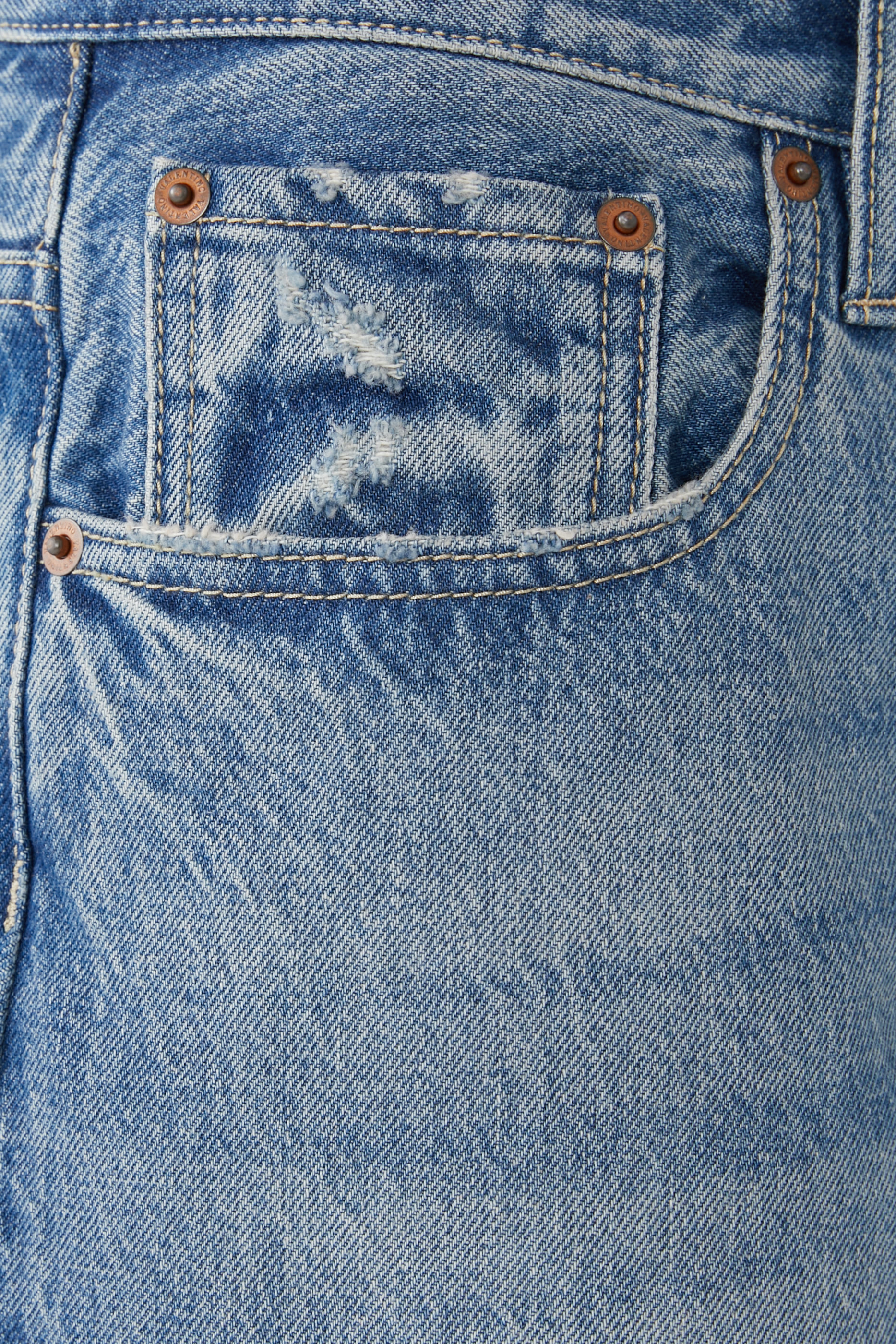 بنطال جينز بقصة ساق مستقيمة