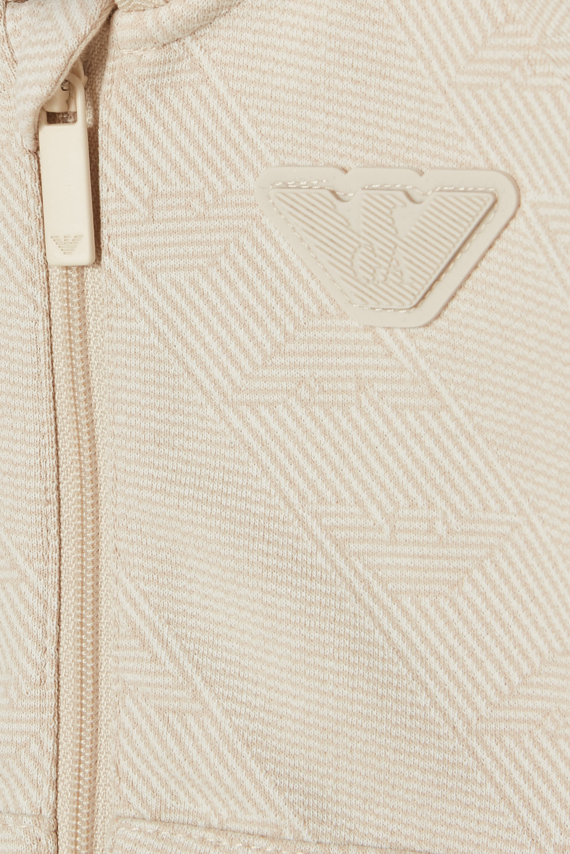 طقم سويت شيرت بغطاء رأس وبنطال بشعار الماركة للأطفال