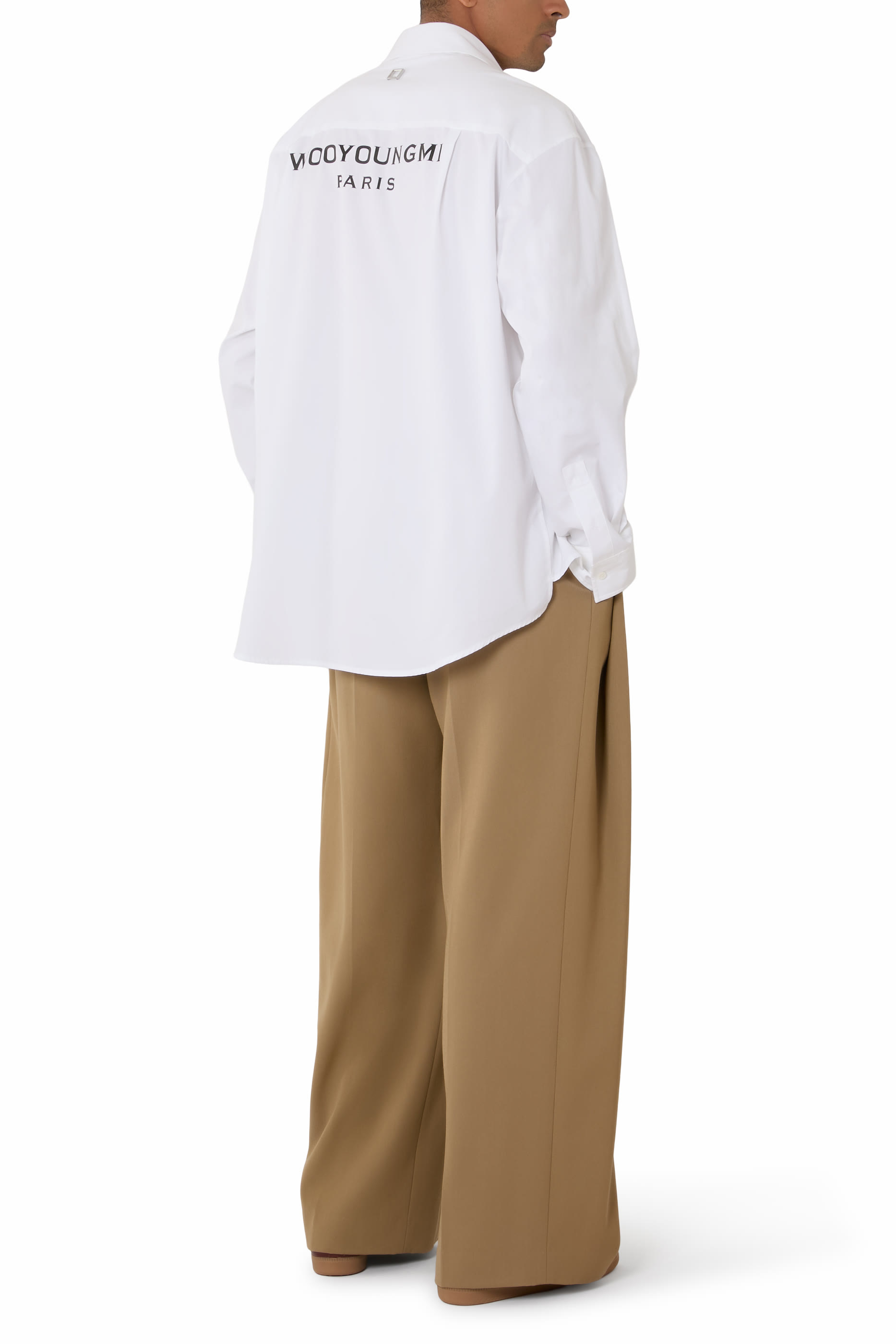 قميص بجيب مزين بشعار الماركة