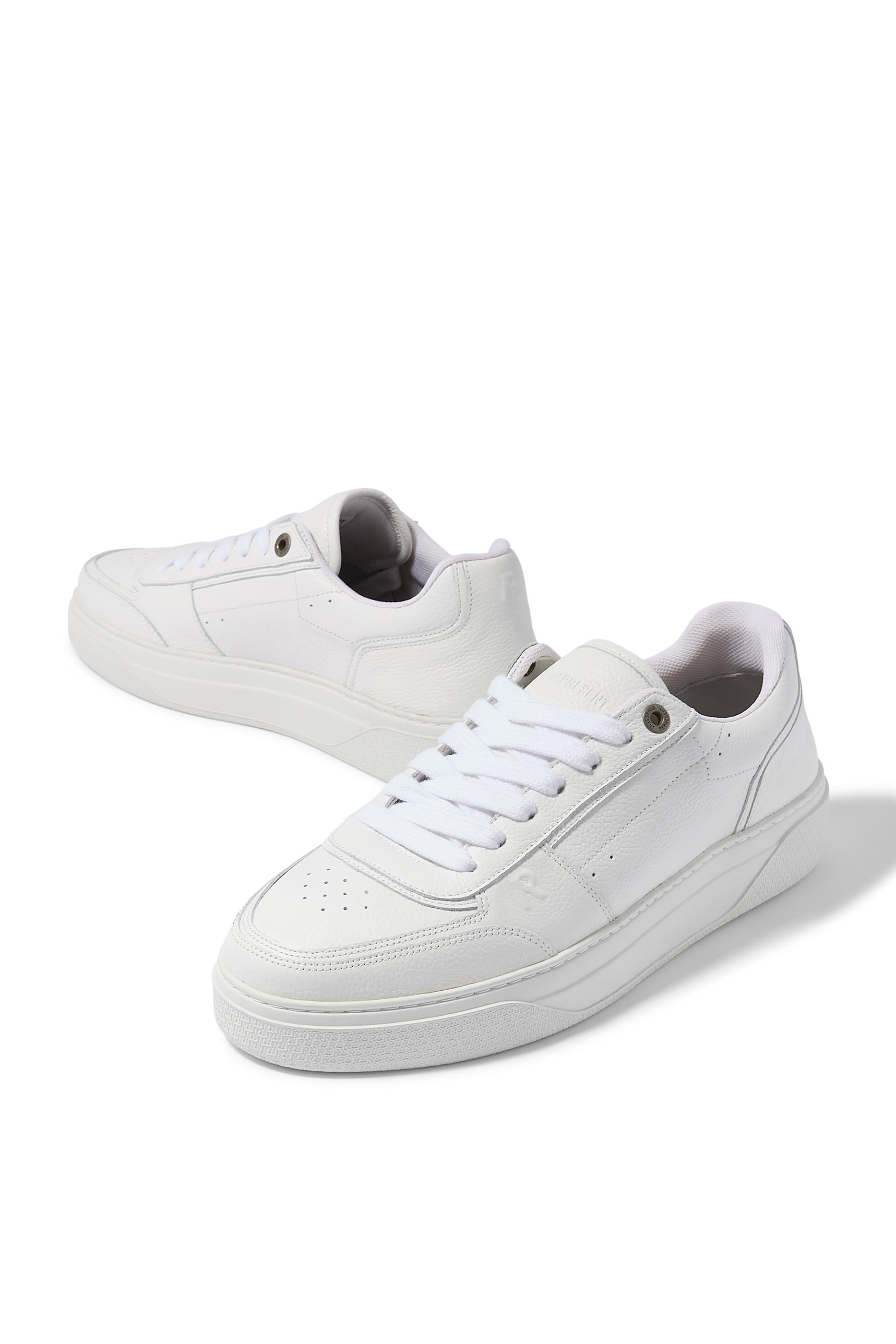 سنيكرز إنشيال