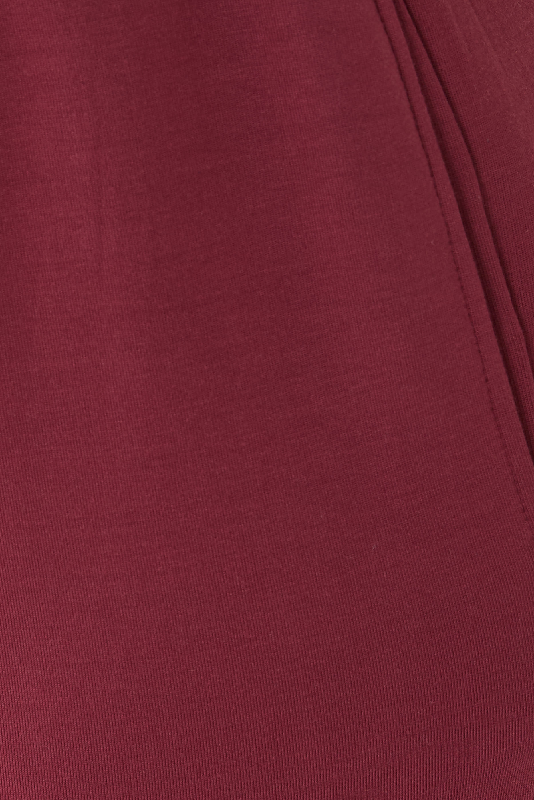 بنطال بقصة ضيقة وأساور