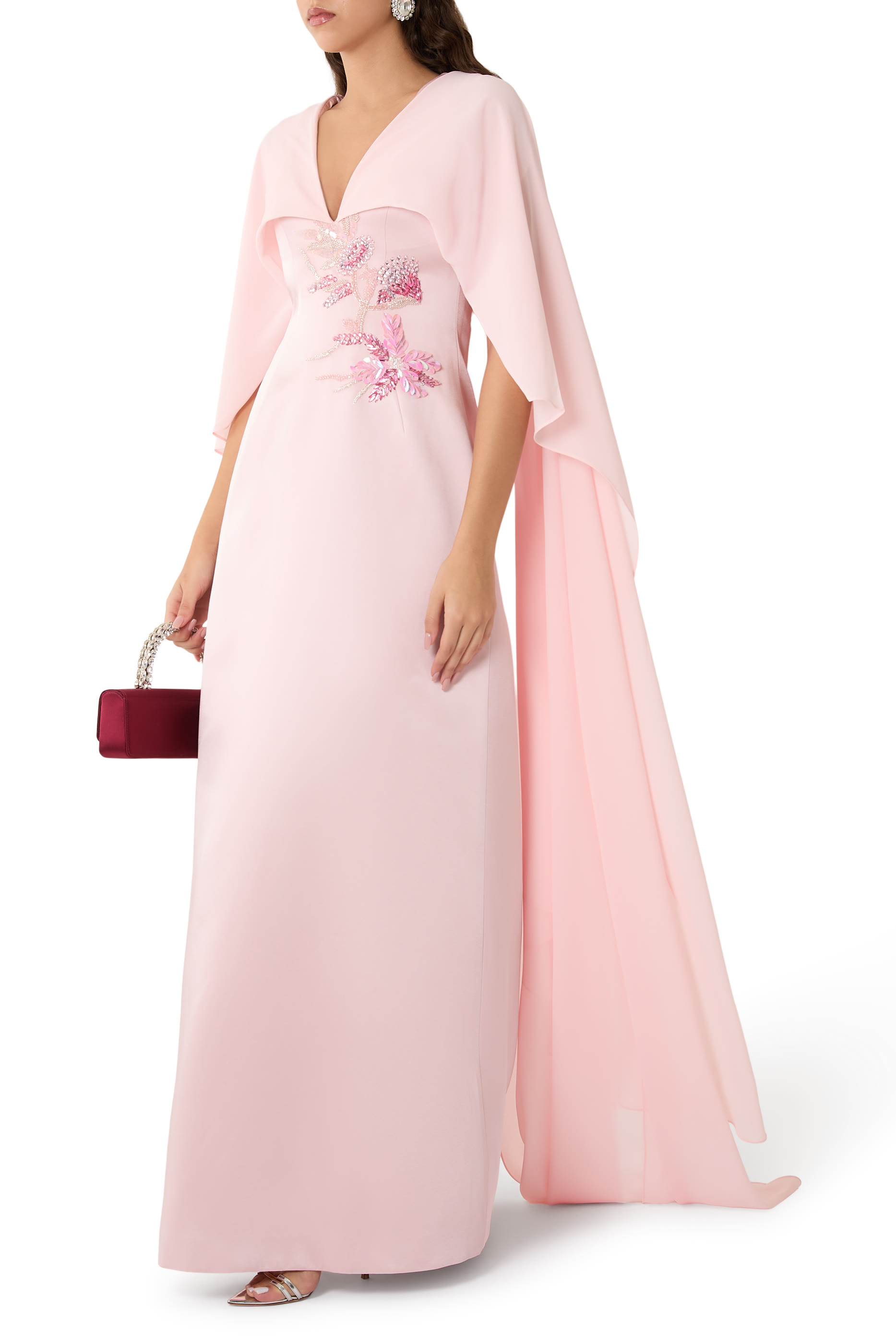 فستان سهرة بكاب وتطريزات