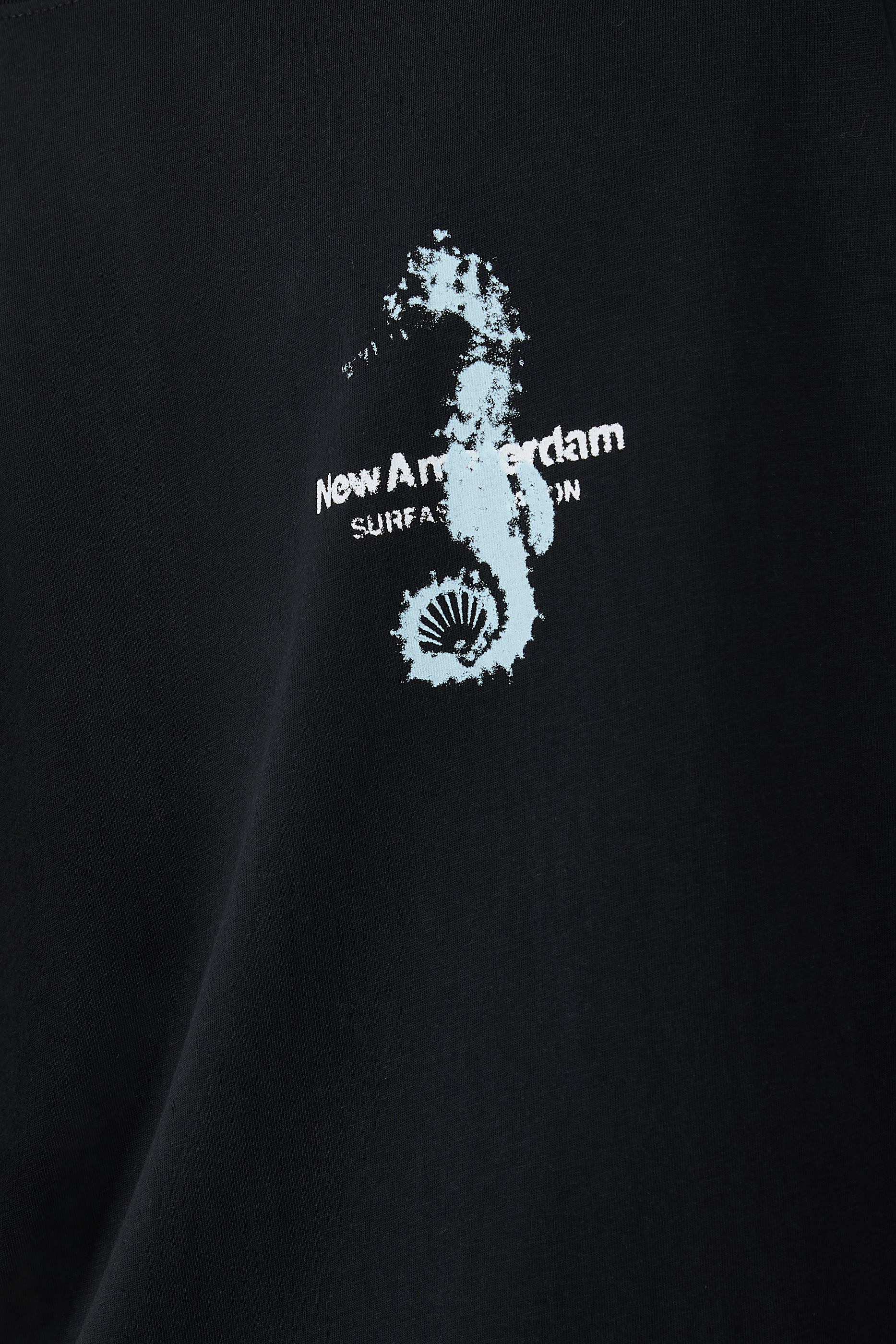 تيشيرت بأكمام طويلة ونقشة فرس البحر