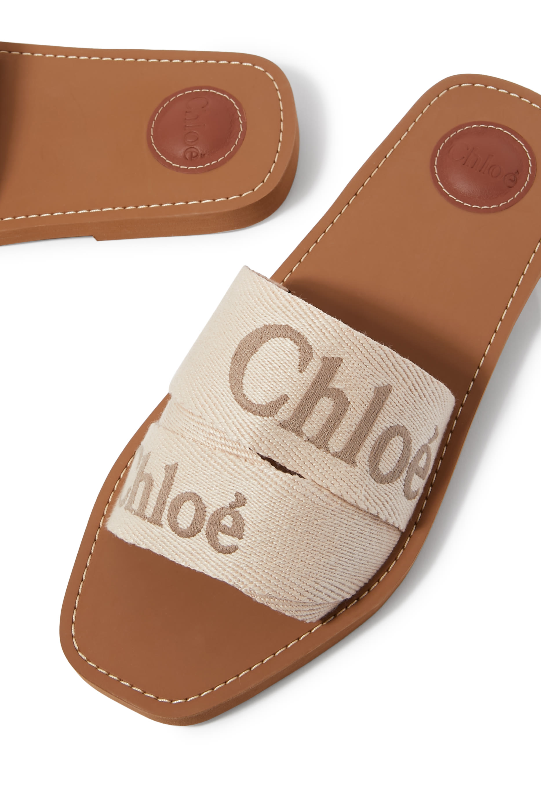 حذاء وودي مفتوح من الخلف بكعب مسطح