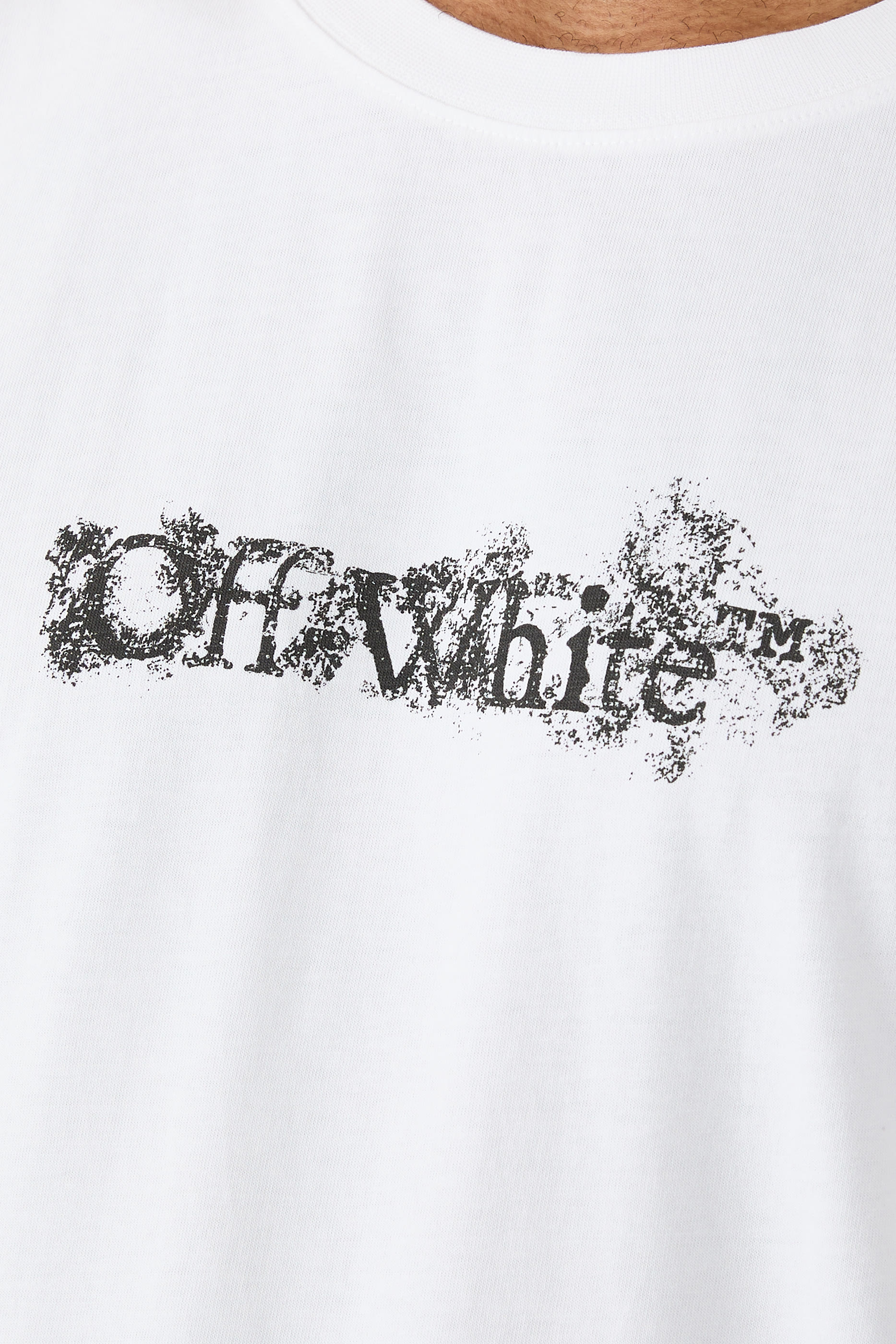 تيشيرت بقصة ضيقة وشعار الماركة