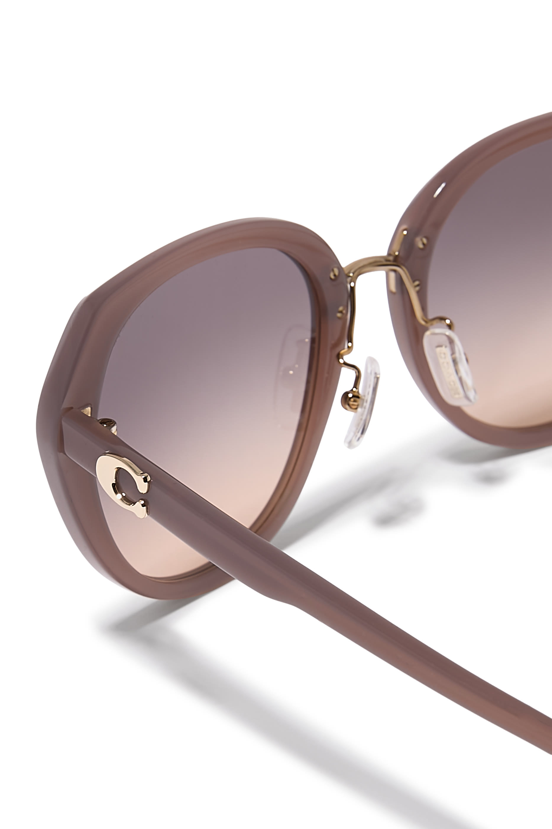  نظارة شمسية بإطار عين القطة عريض وأذرع رفيعة مزينة بشعار C