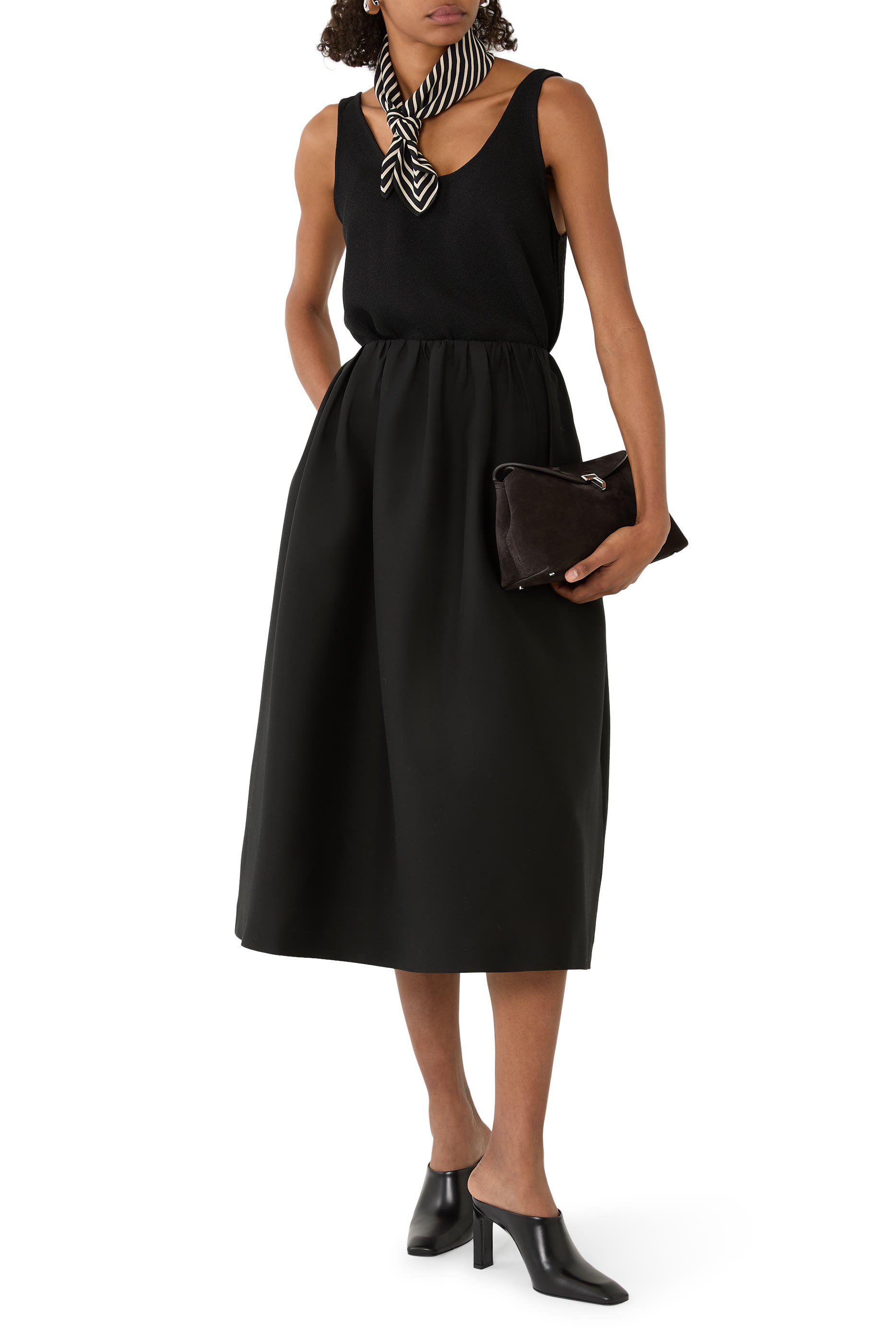 وشاح بنقشة حروف شعار الماركة حرير