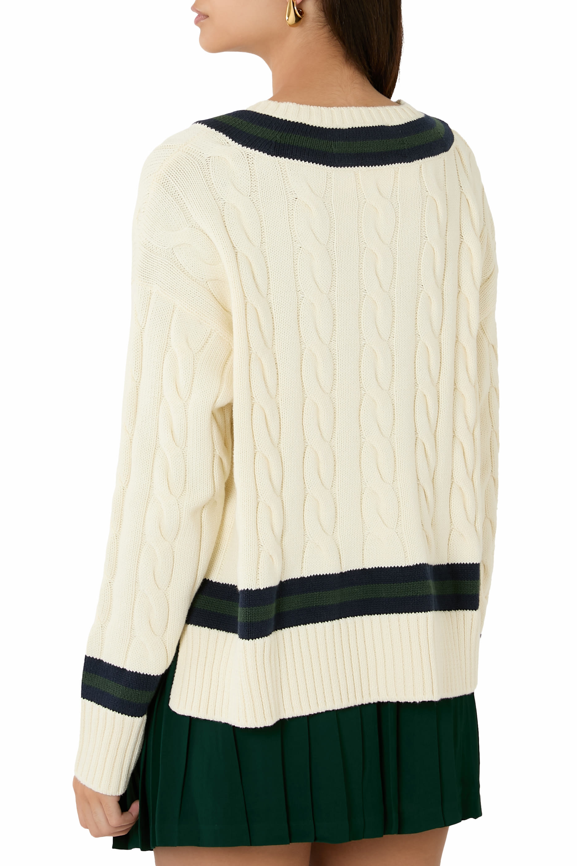 كنزة بغرزة الضفيرة، ياقة V وشعار الماركة