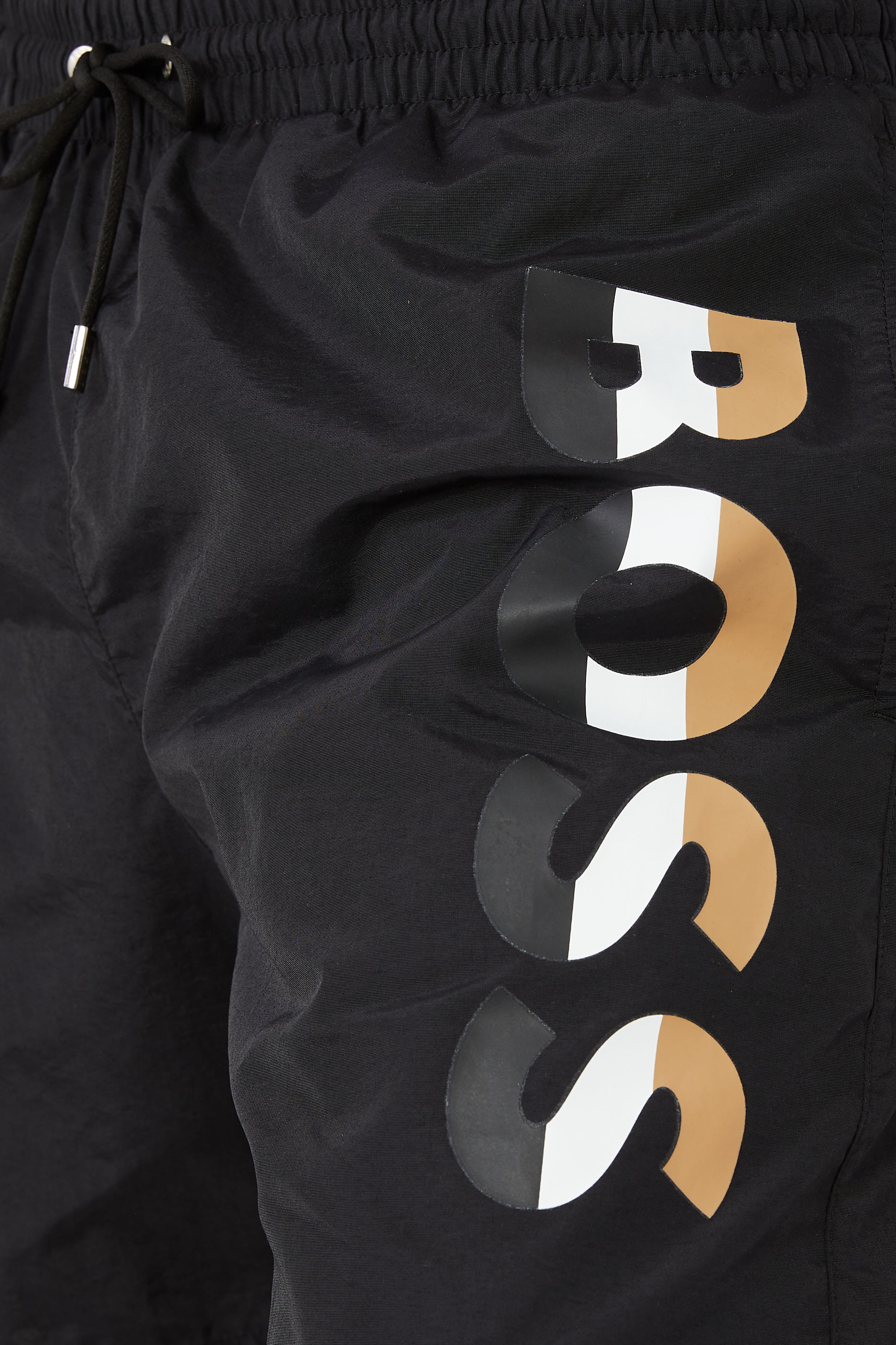 شورت سباحة بخامات معاد تدويرها بشعار الماركة