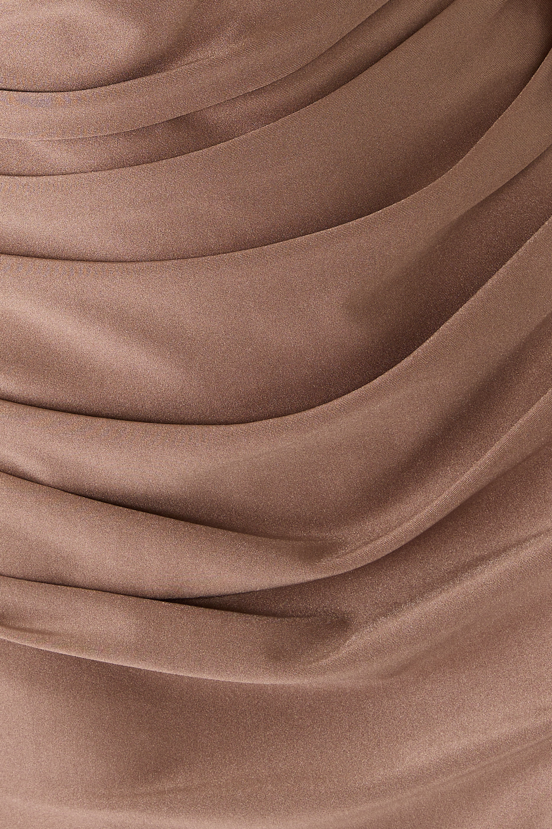 فستان سهرة درابيه بتصميم غير متماثل مزين بكشكش جيرسيه لامع