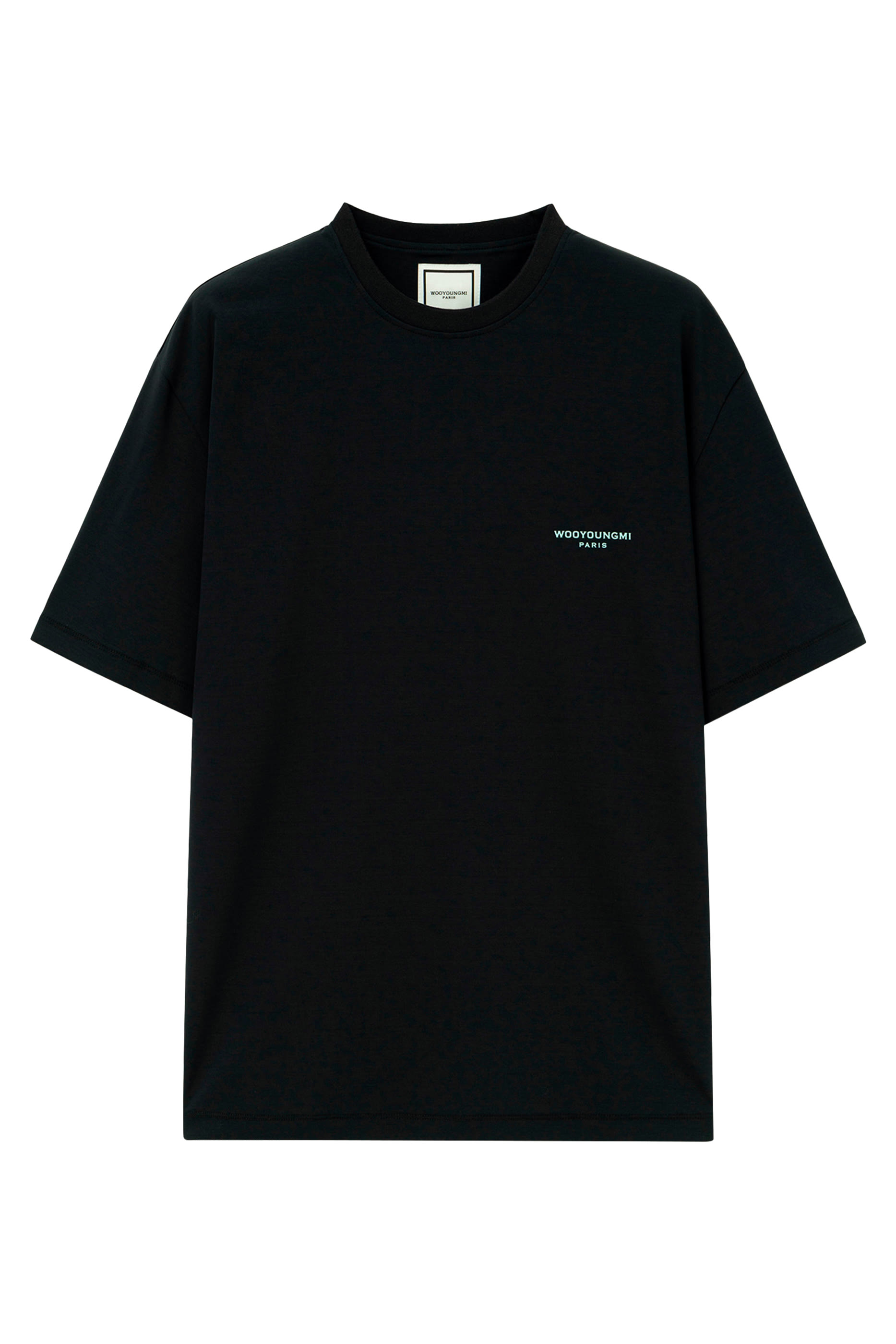 تيشيرت بظهر مطرز بشعار الماركة