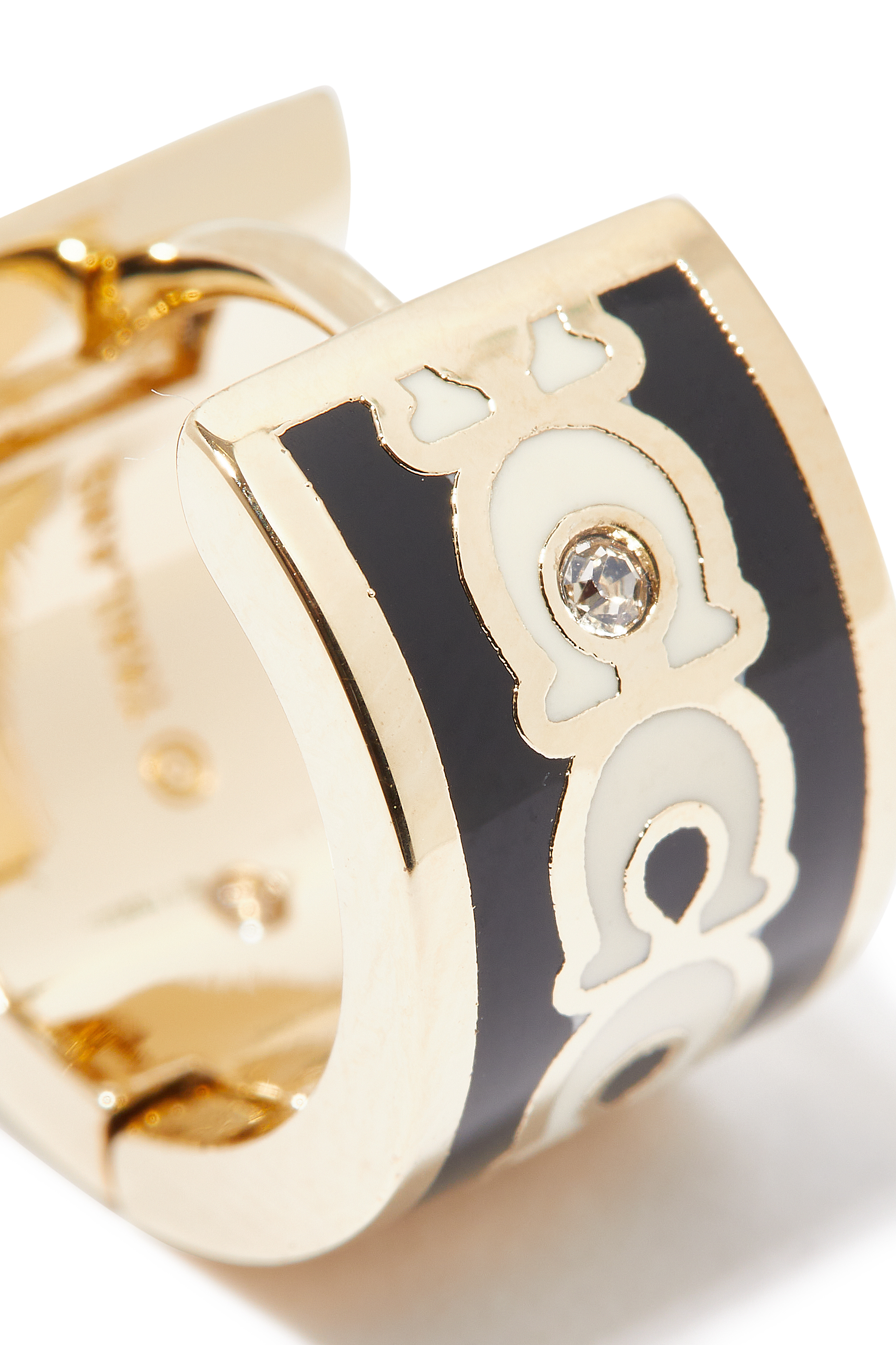 أقراط هاجي بشعار حرف الماركة بمينا