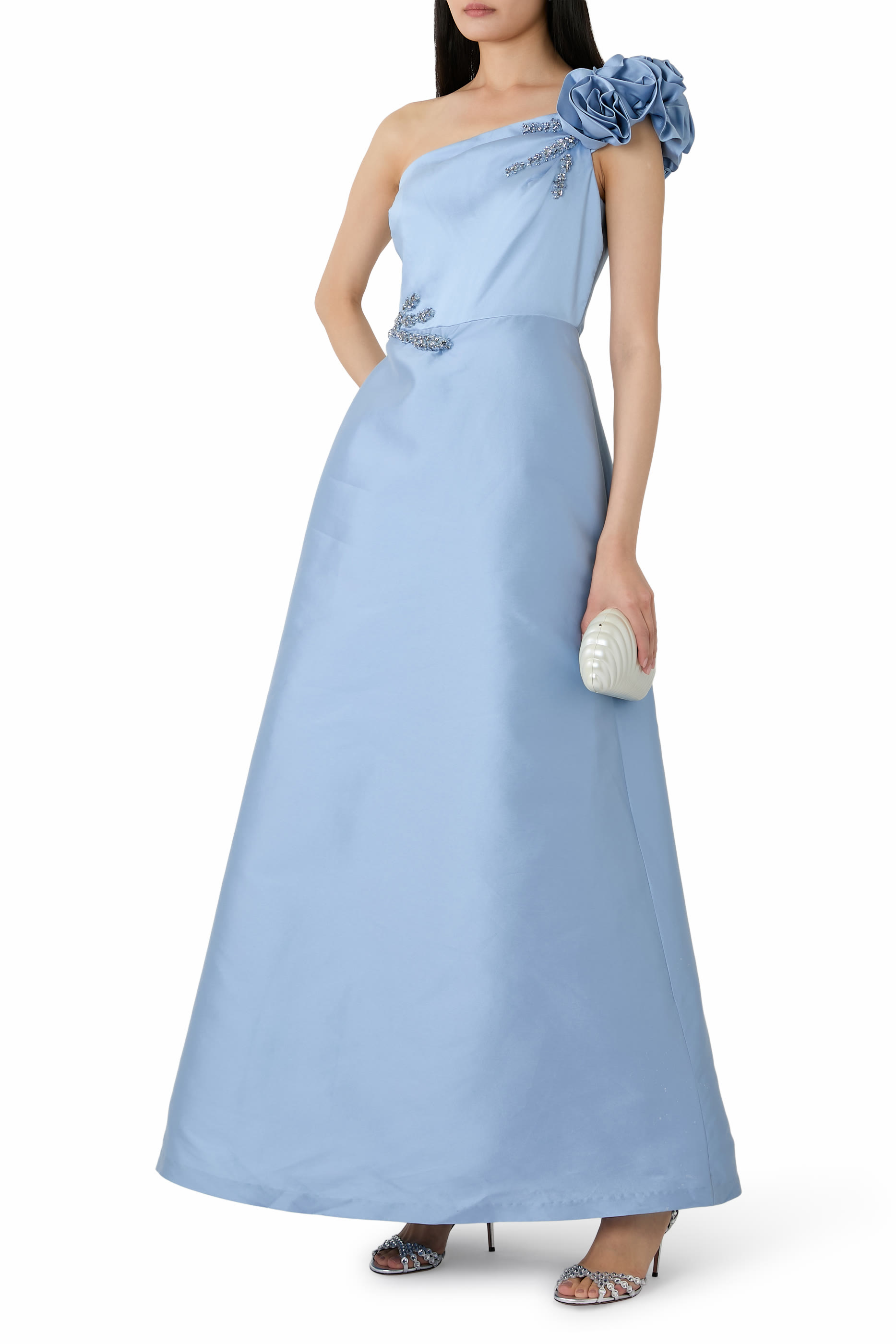 فستان سهرة بكتف مكشوف مطرز بخرز ومزين بأزهار ميكادو 