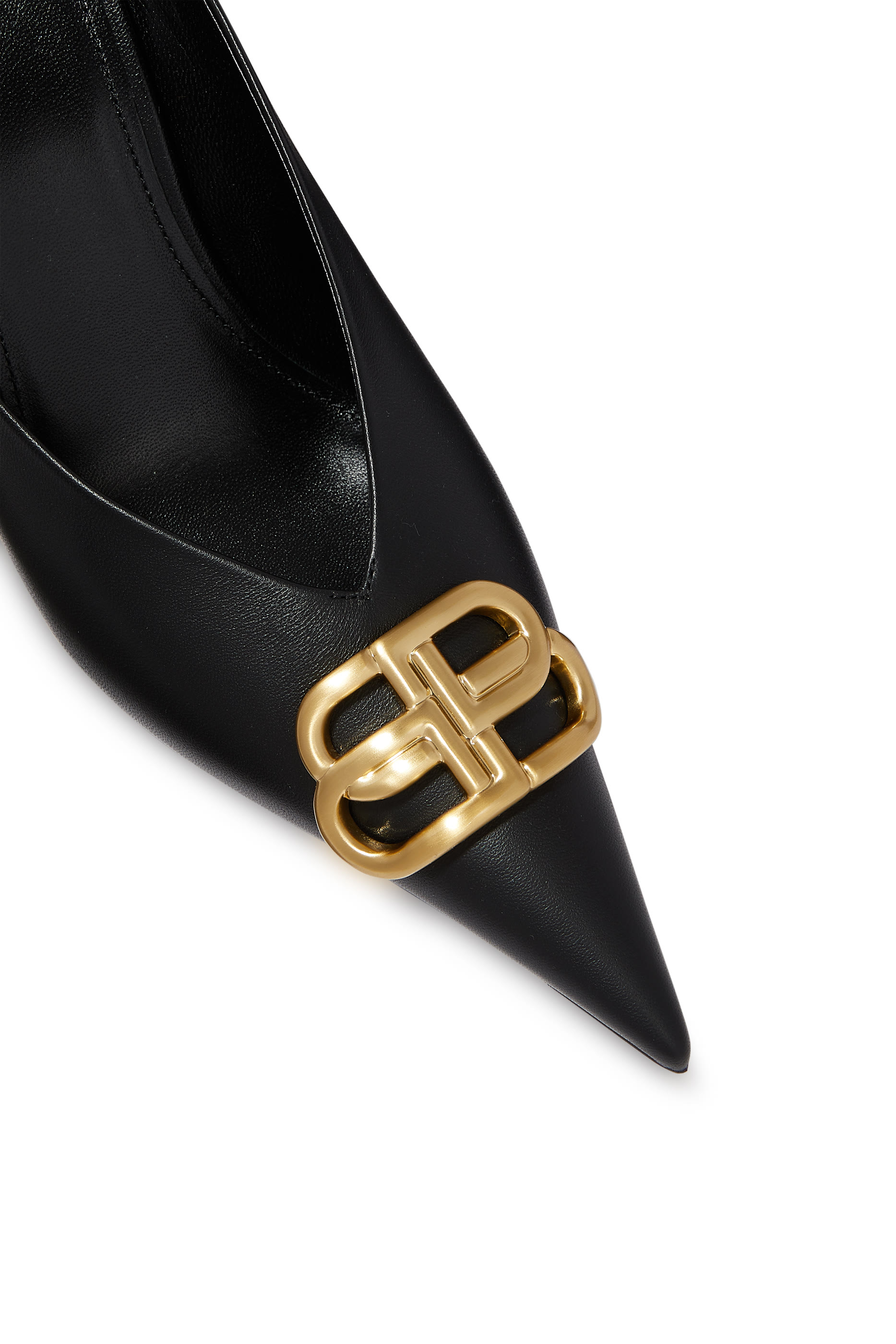 حذاء مفتوح من الخلف بكعب مربع رفيع وشعار BB