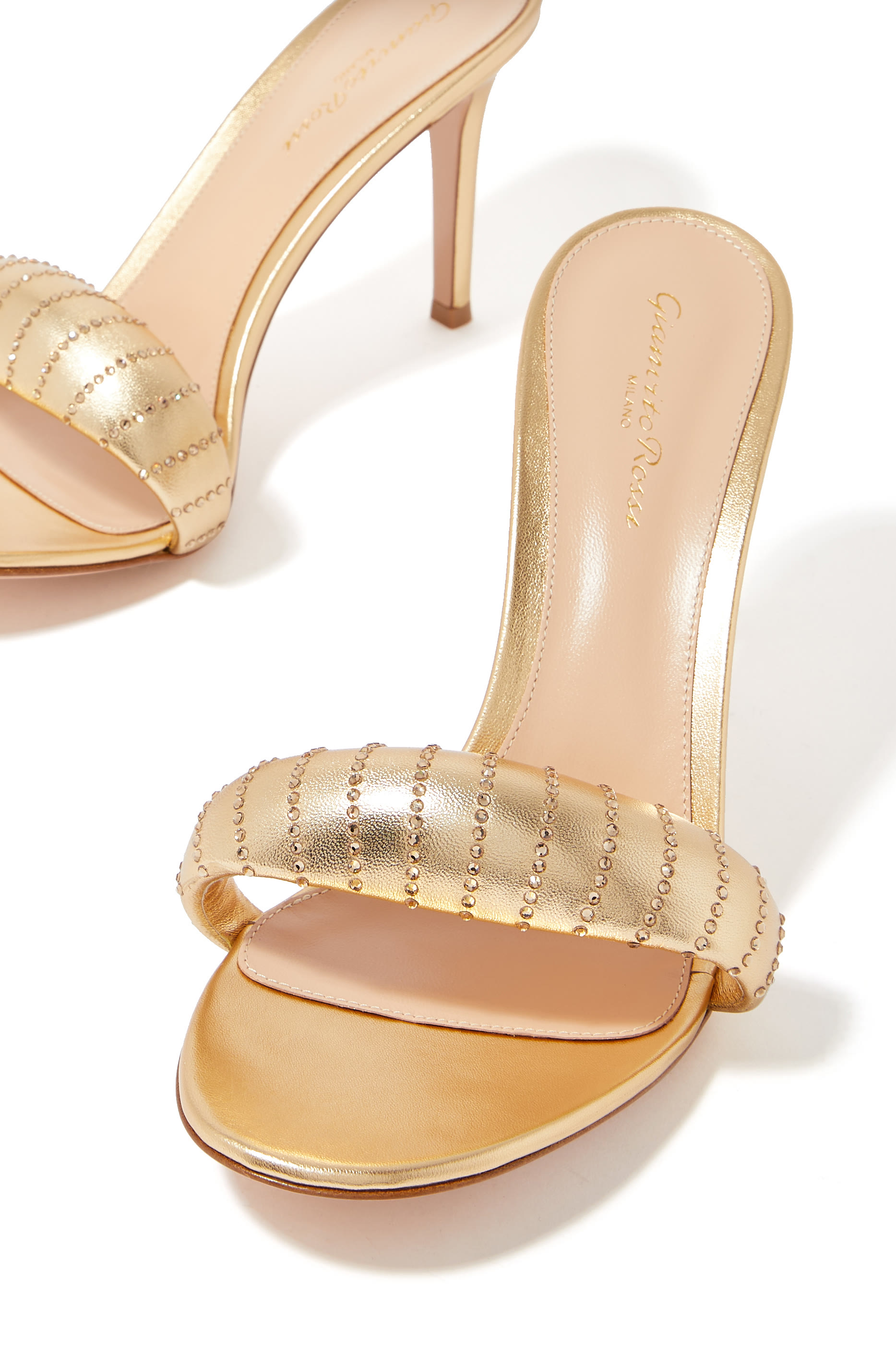 حذاء بيجوكس 85 مفتوح من الخلف مرصع بالكريستال جلد لامع