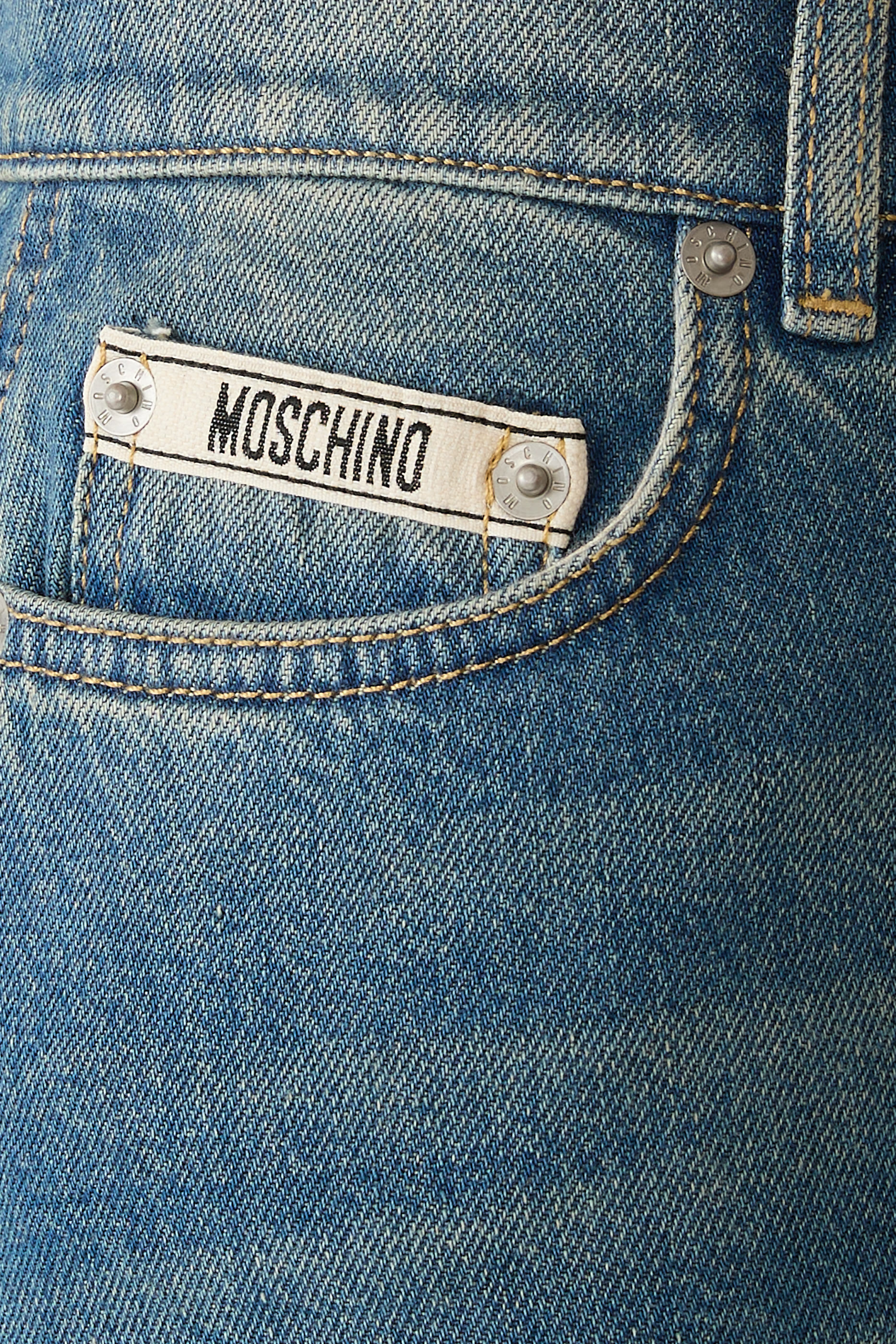 تنورة متوسطة الطول بشعار الماركة دنيم