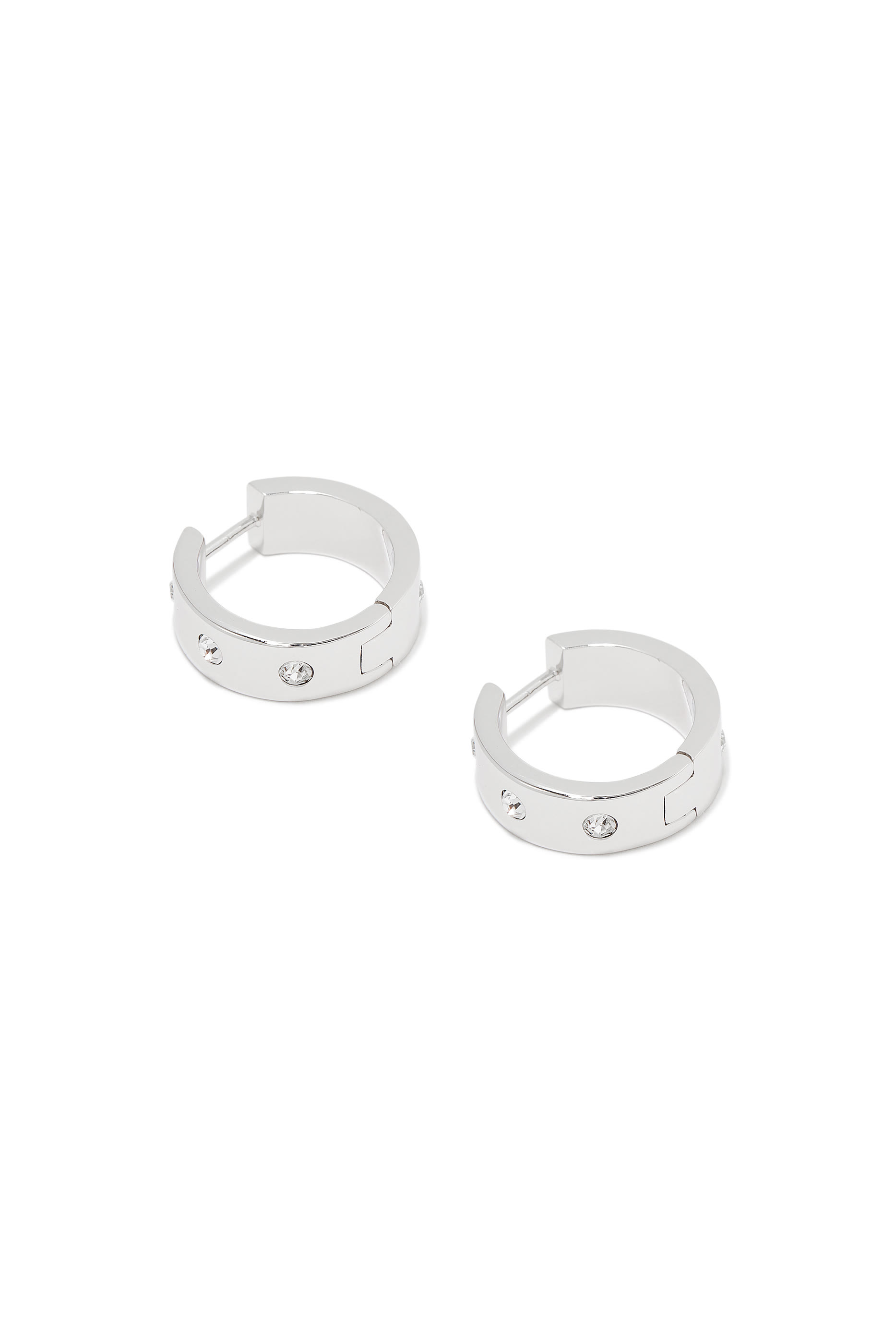 أقراط معدنية دائرية بشعار النسر