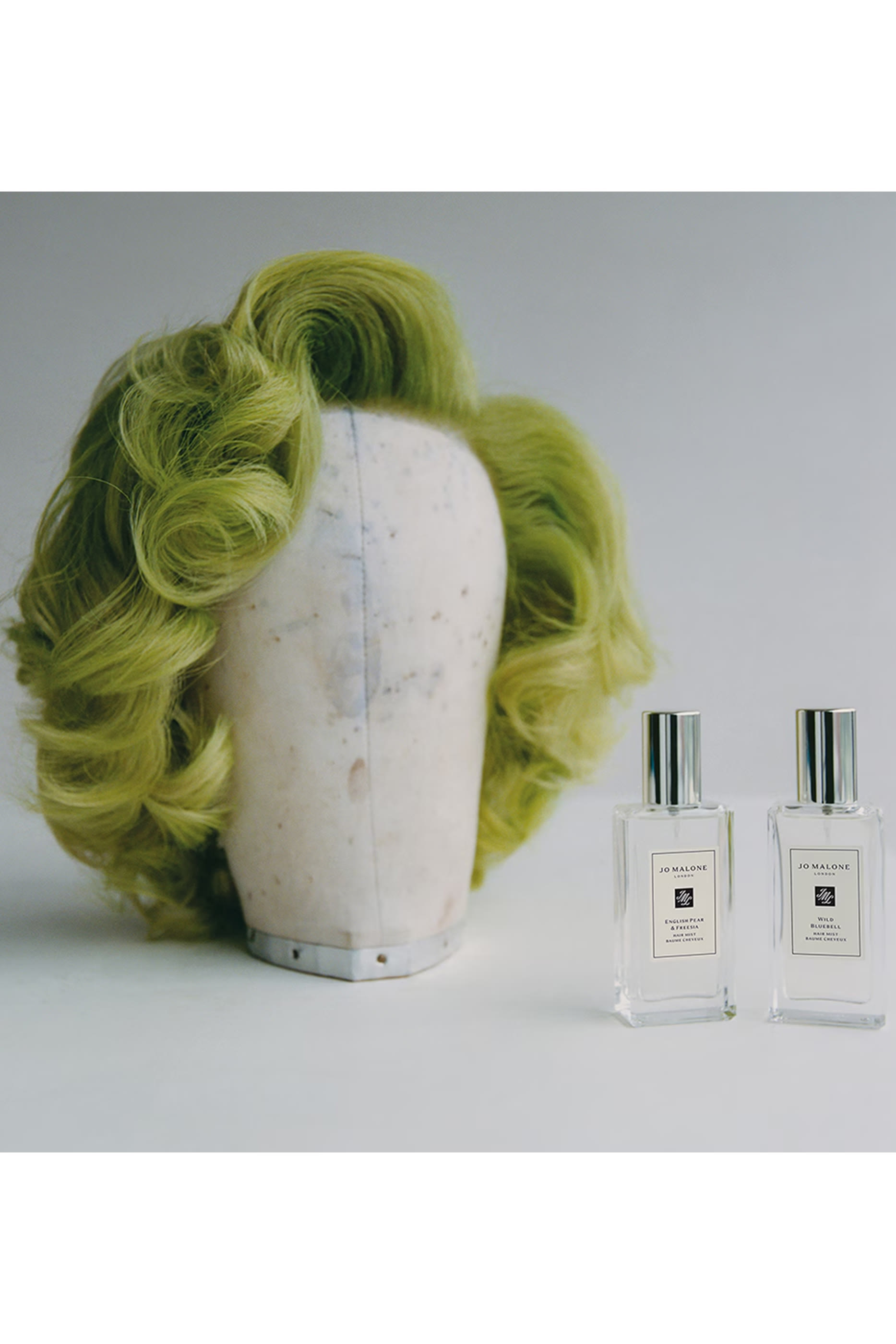 بخاخ إنجلش بير اند فريزيا للشعر