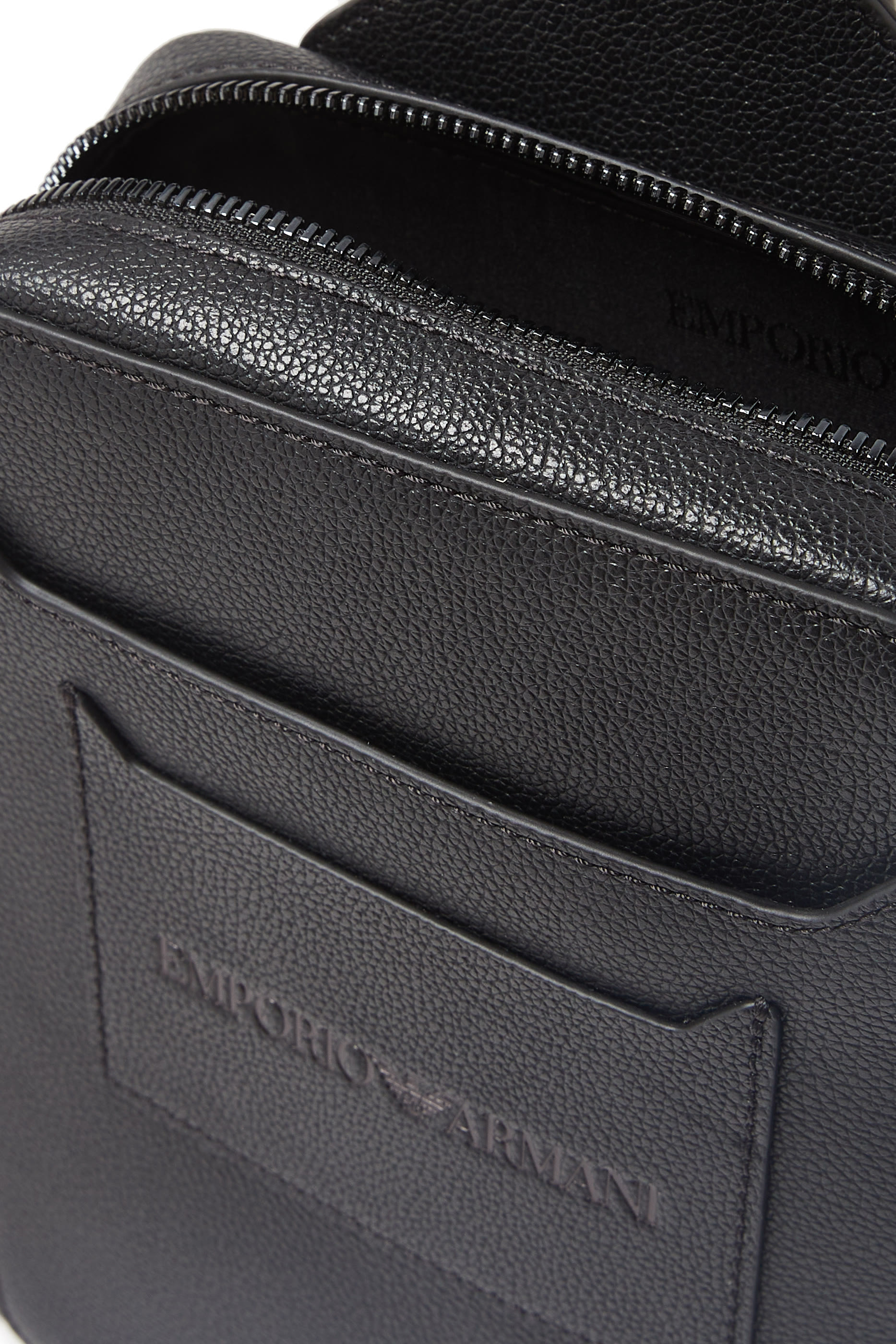 حقيبة كروس بودي صغيرة بشعار الماركة