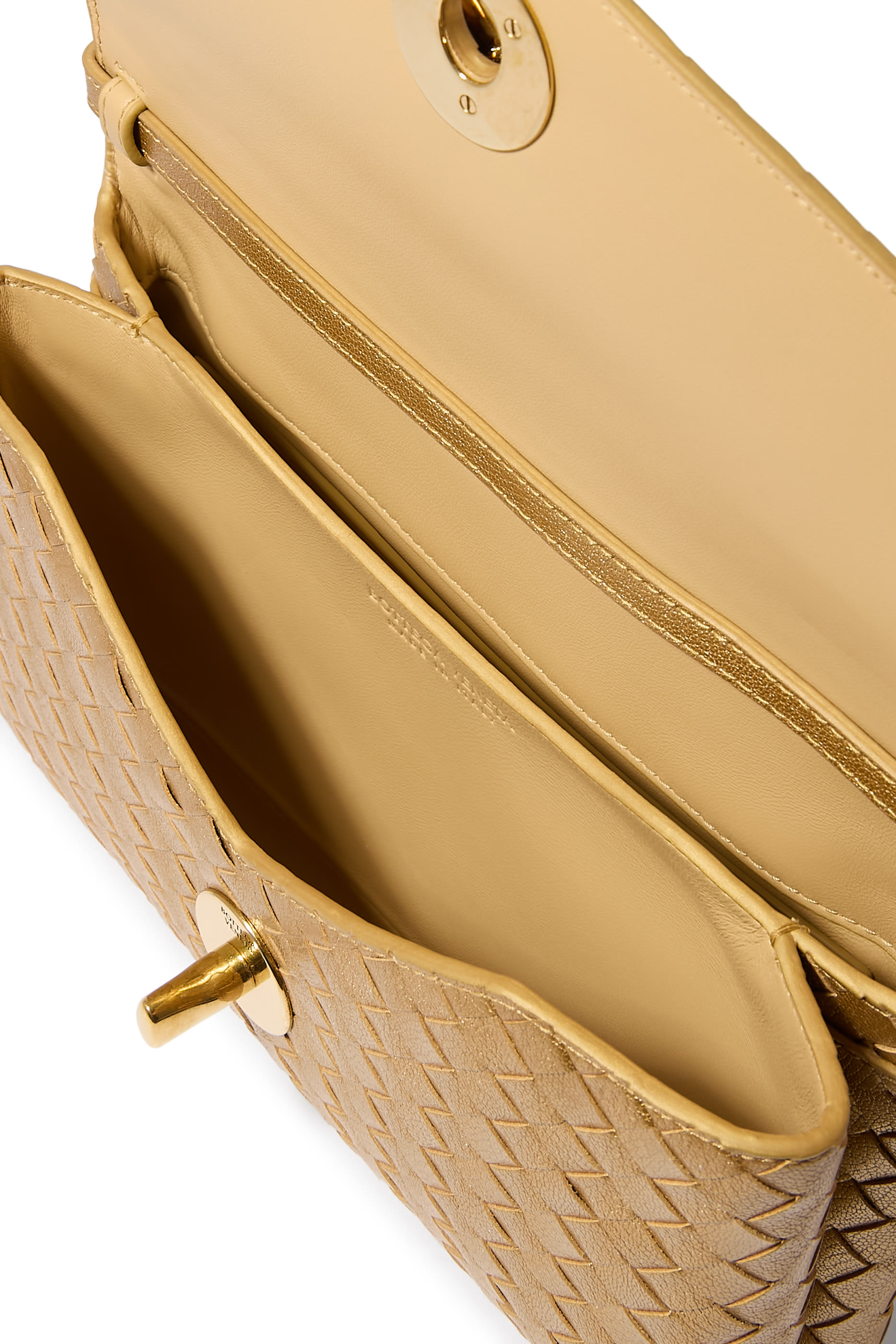 حقيبة كروس بقفل على شكل عقدة