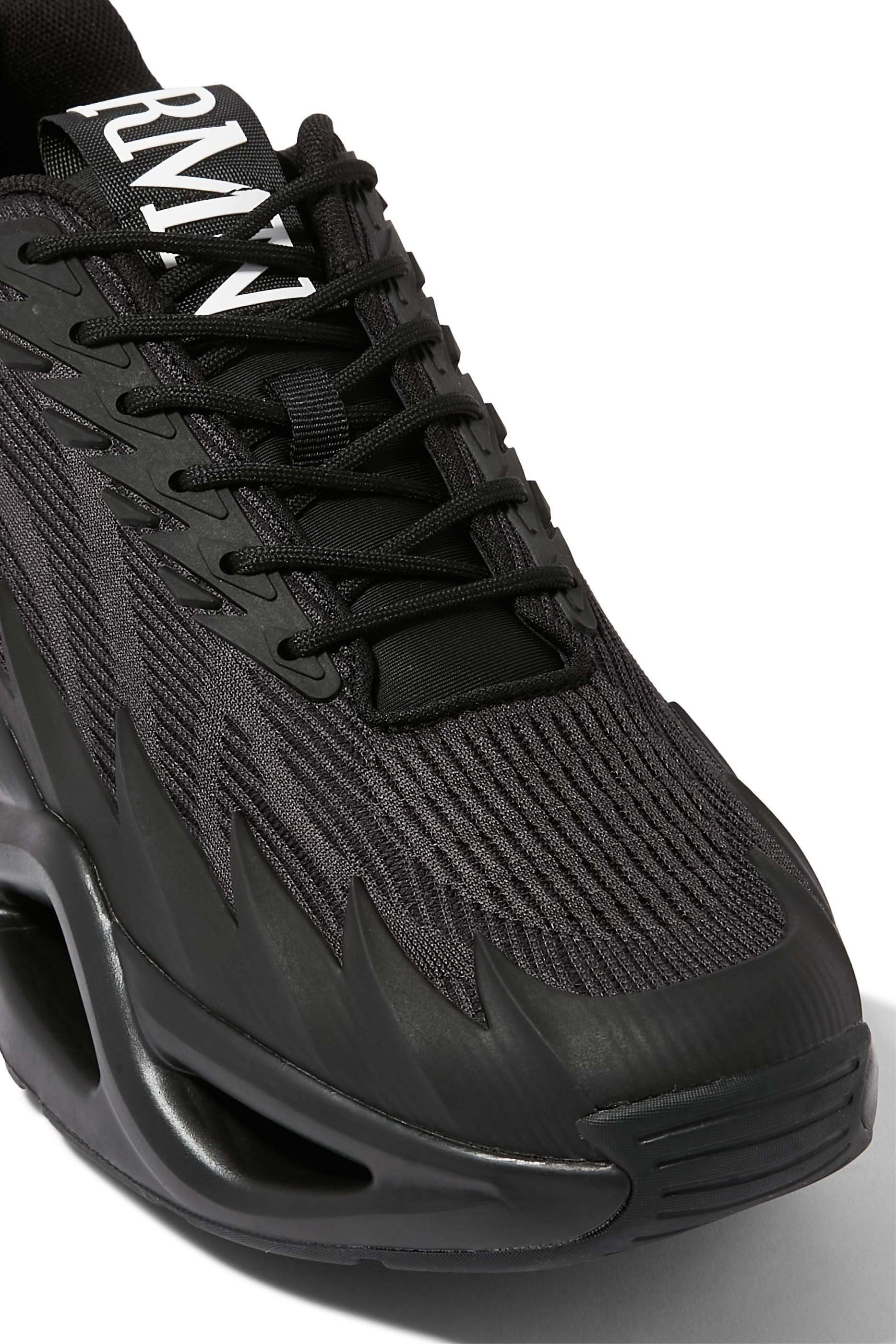 سنيكرز إنفينيتي بتصميم قفص وشعار الماركة