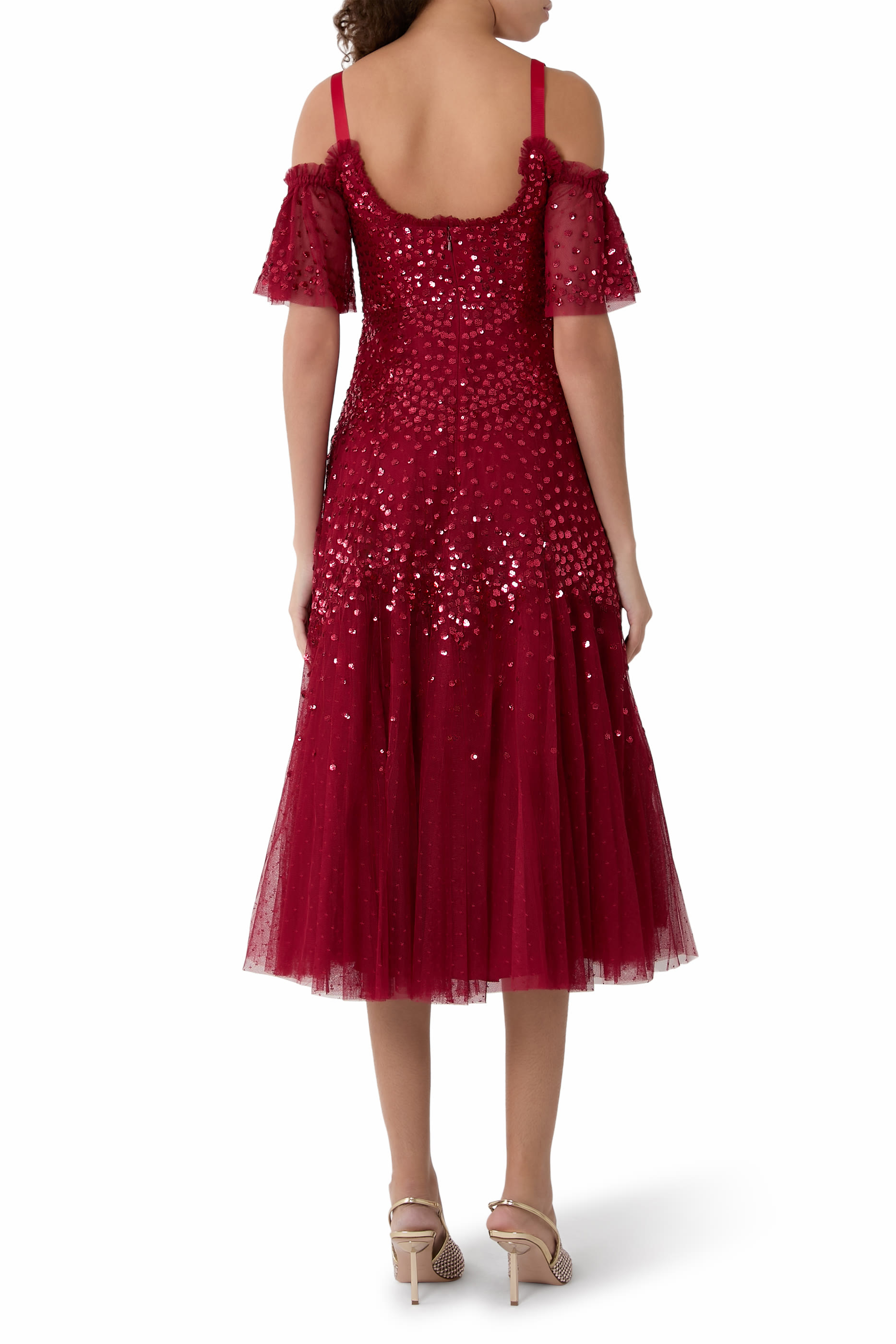 فستان باليرينا بأجزاء صدفية وتطريزات بالترتر 