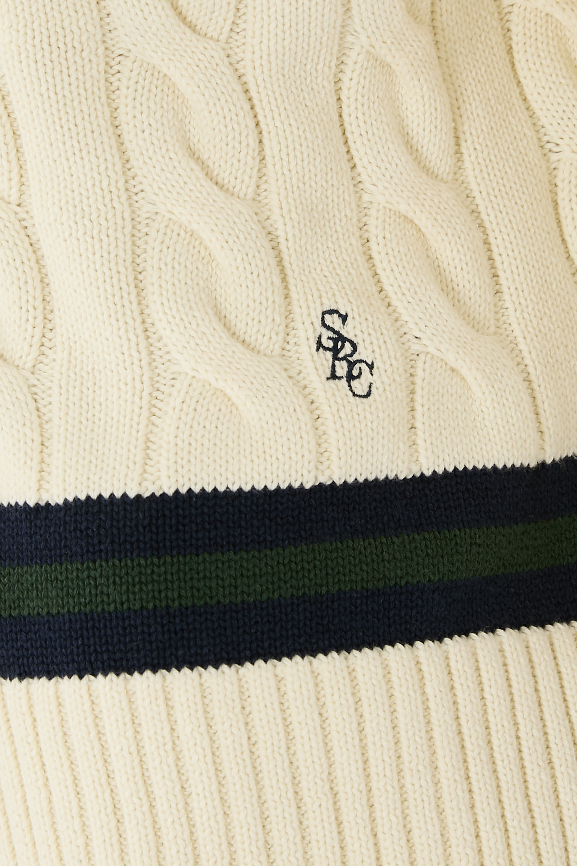 كنزة بغرزة الضفيرة، ياقة V وشعار الماركة